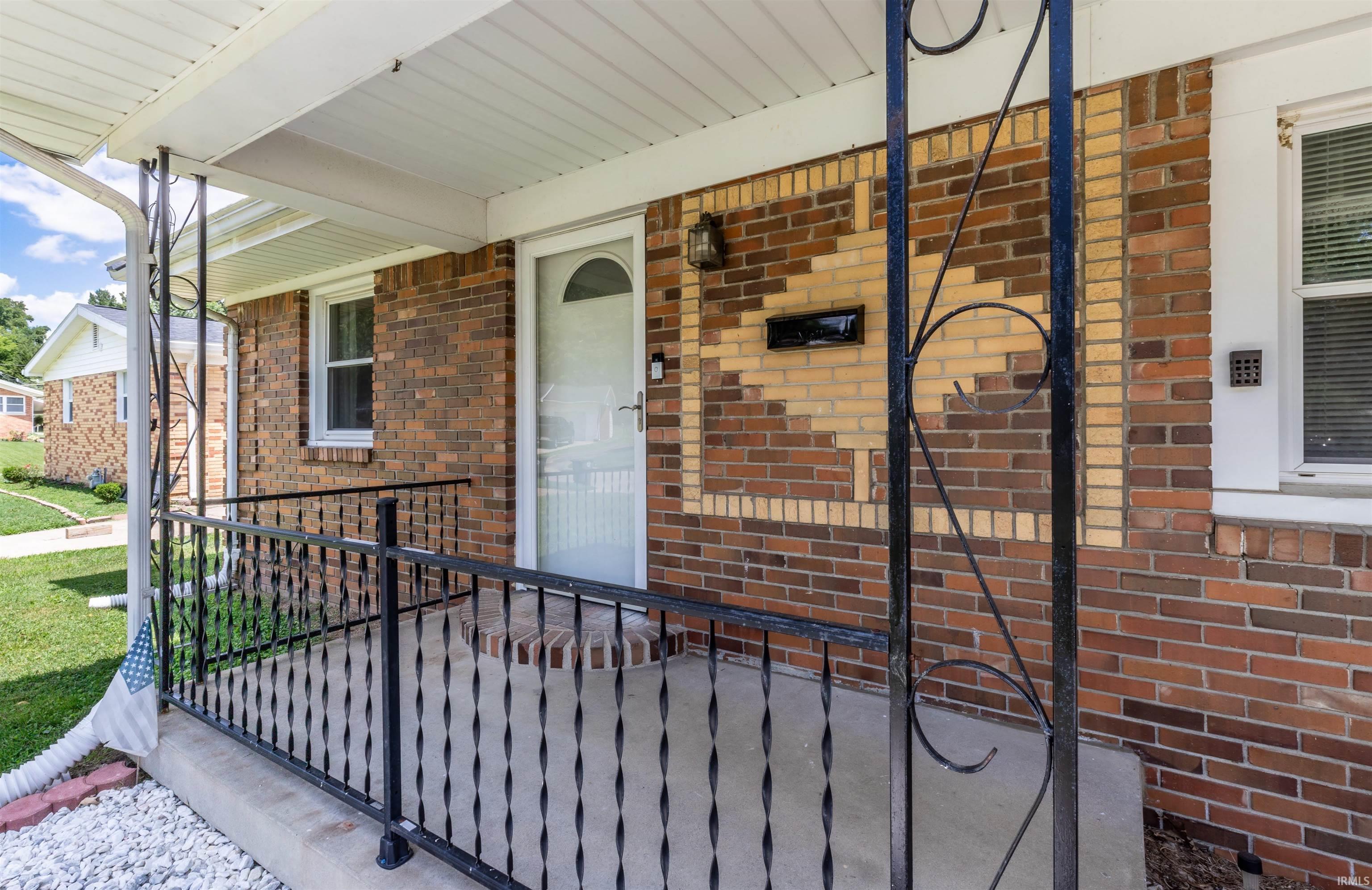 2nd image of 1009 N Fairlawn W Cir, Evansville, IN 47711 | MLS# 202631106