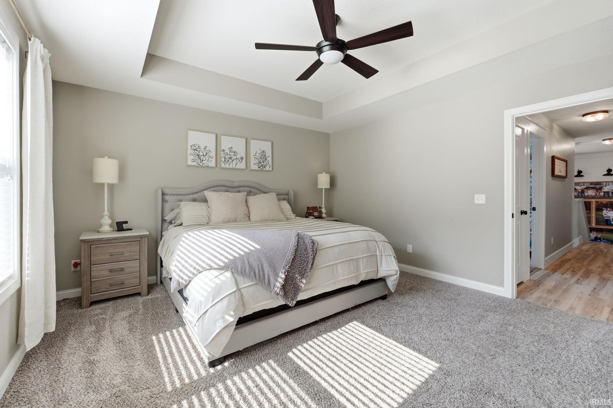 Recessed ceiling with an integrated ceiling fan