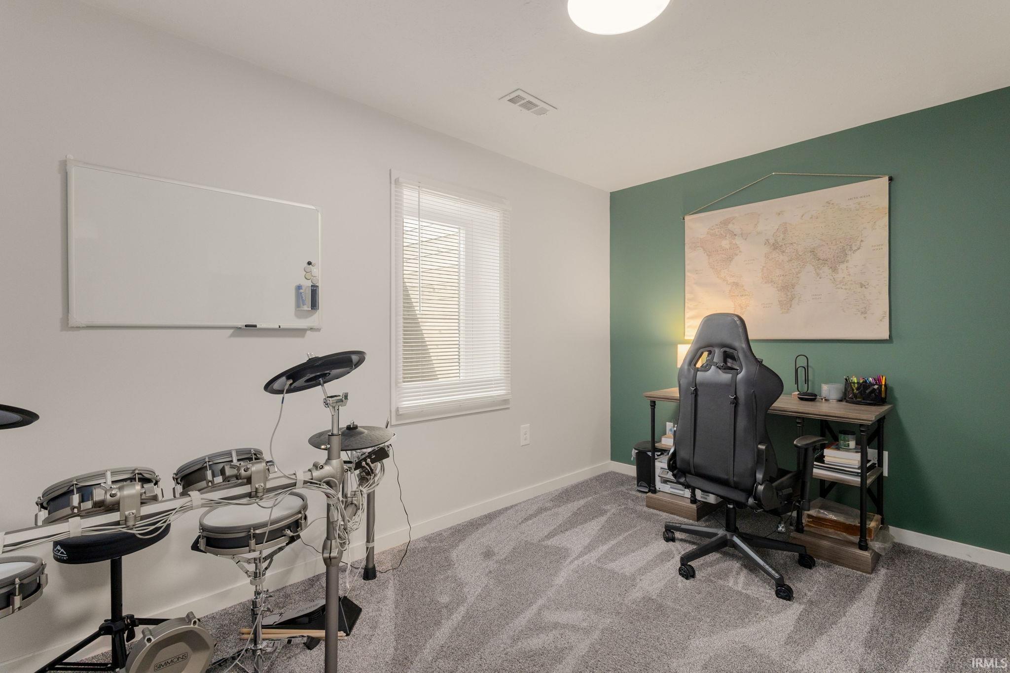 Accent wall in a deep green hue
