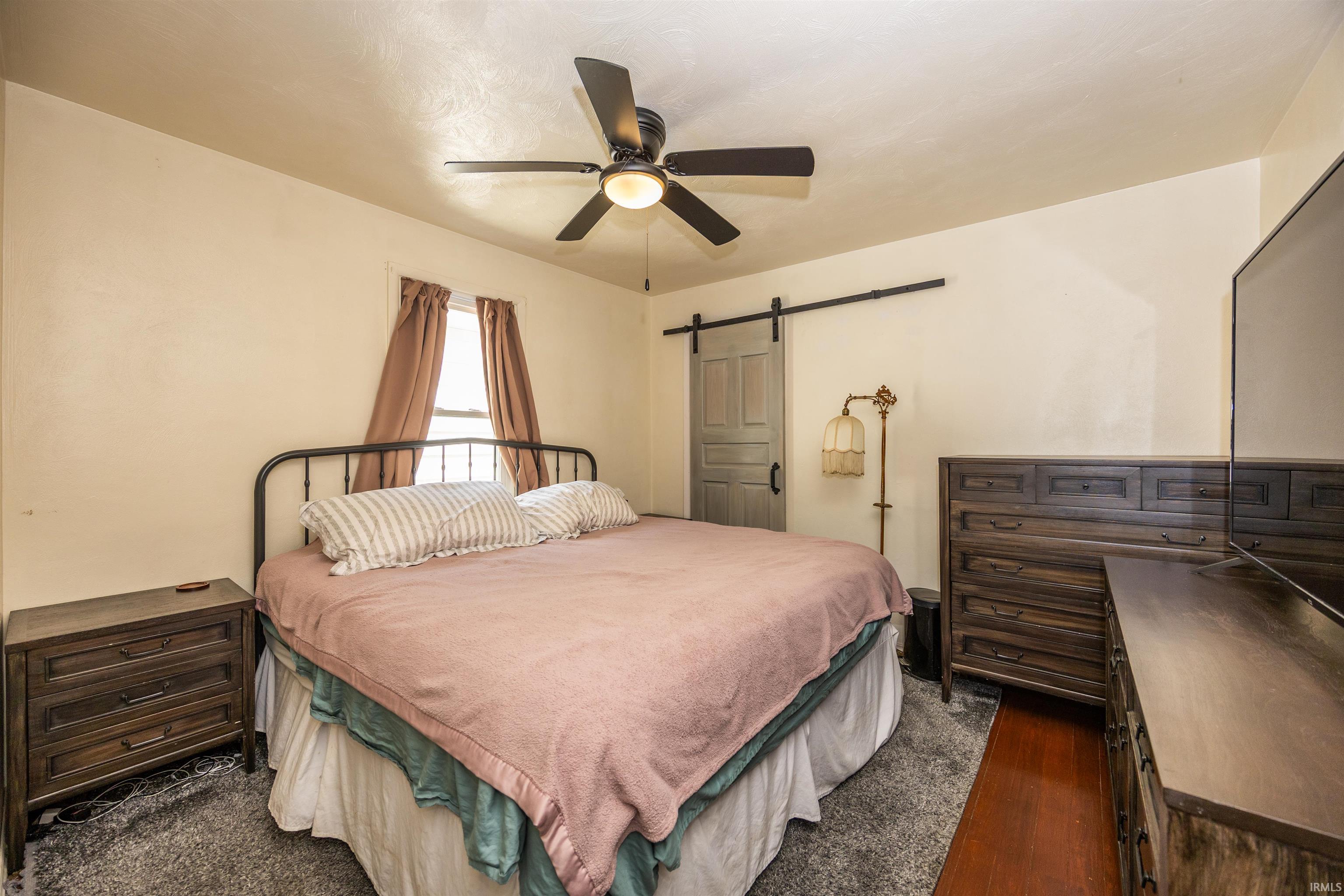 Ceiling fan with integrated lighting