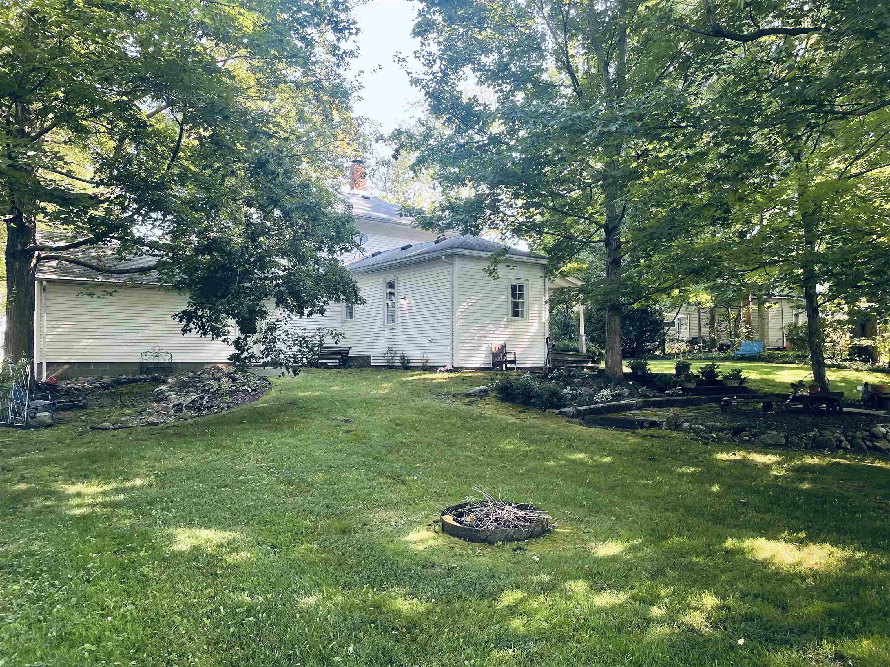 Photo 3 of 409 W Spring Street