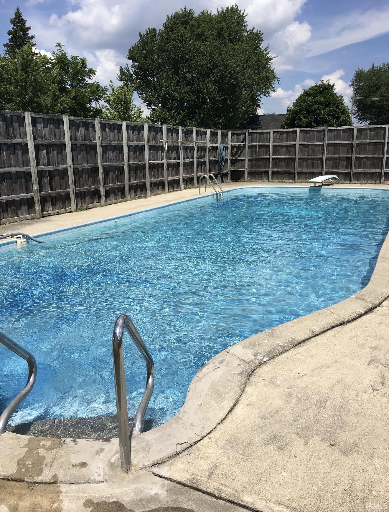 1st image of 912 S Main St, Jonesboro, IN 46938 | MLS# 202633287