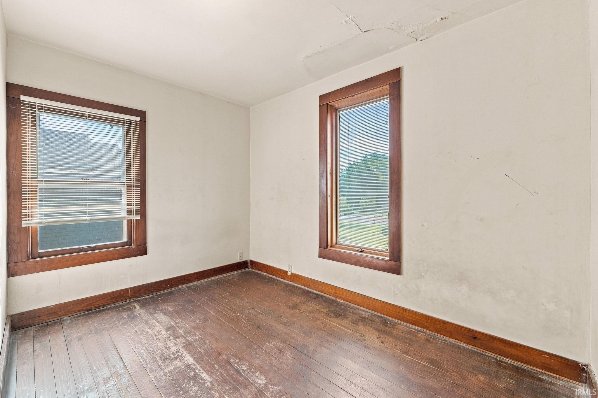 Photo 14 of 924 W Dewald Street