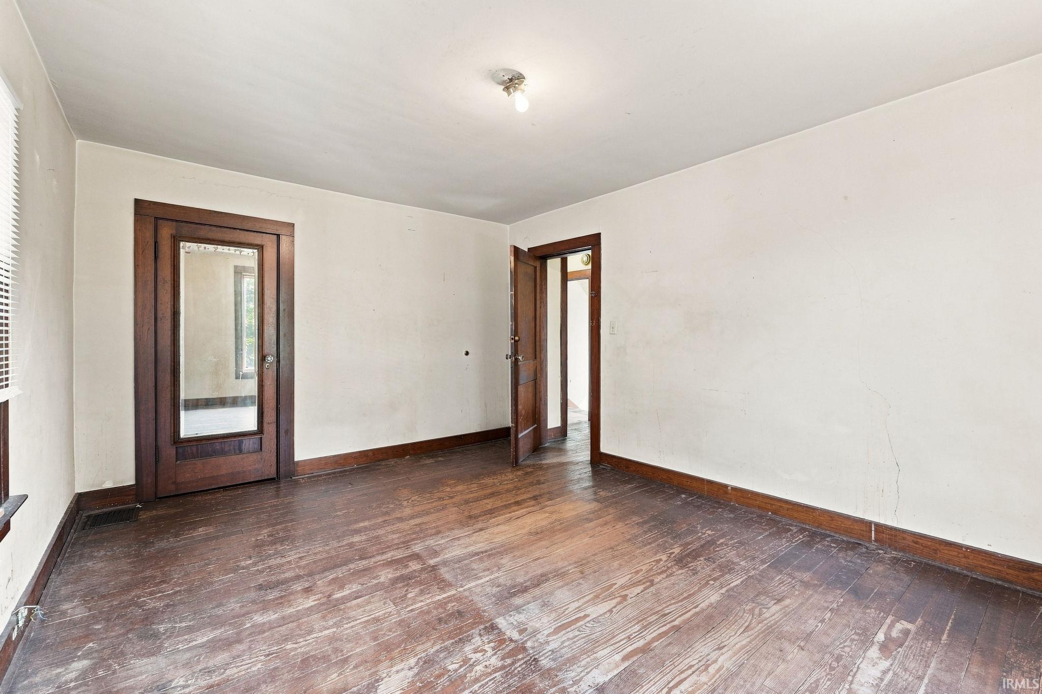 Photo 17 of 924 W Dewald Street