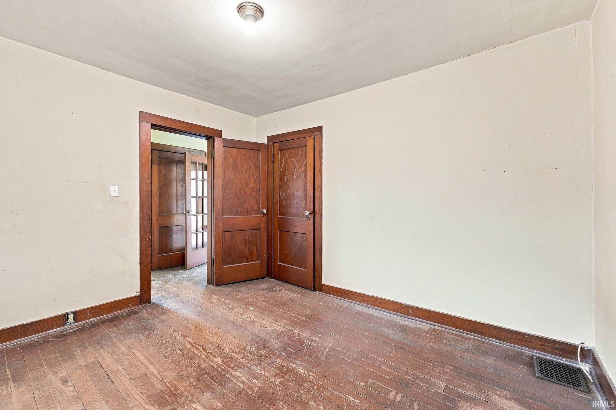 Photo 19 of 924 W Dewald Street