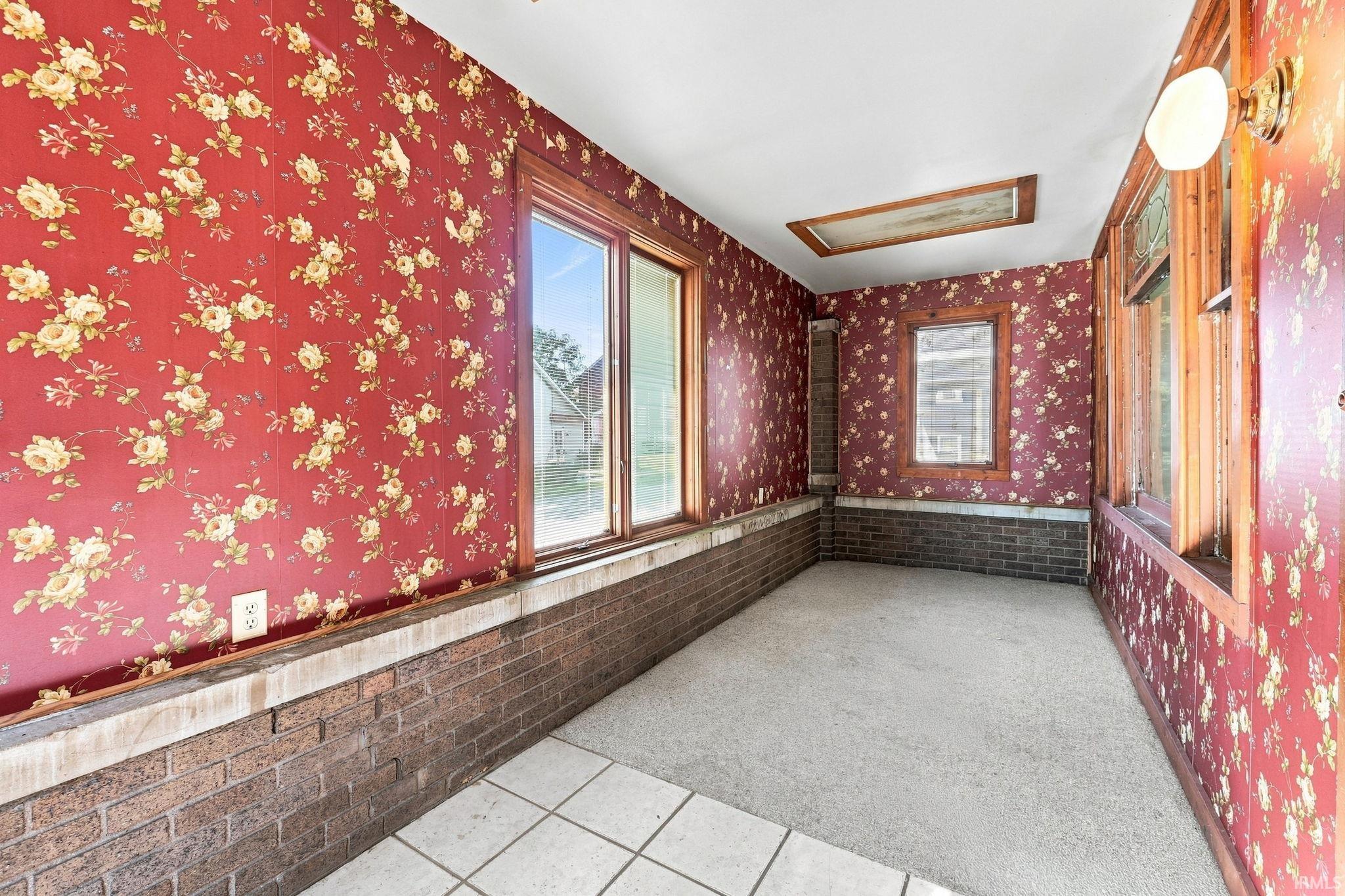 Photo 5 of 924 W Dewald Street