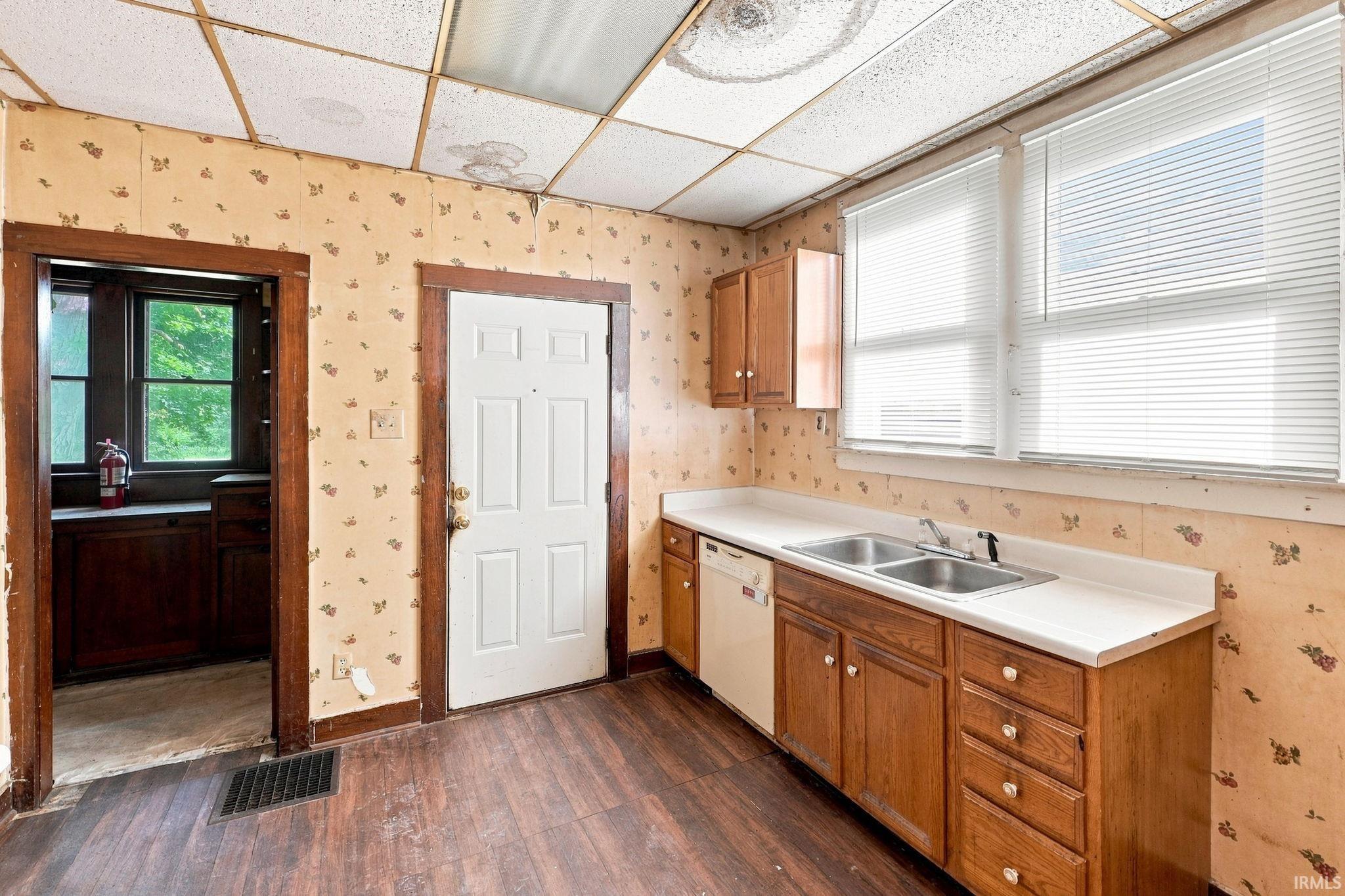 Photo 8 of 924 W Dewald Street