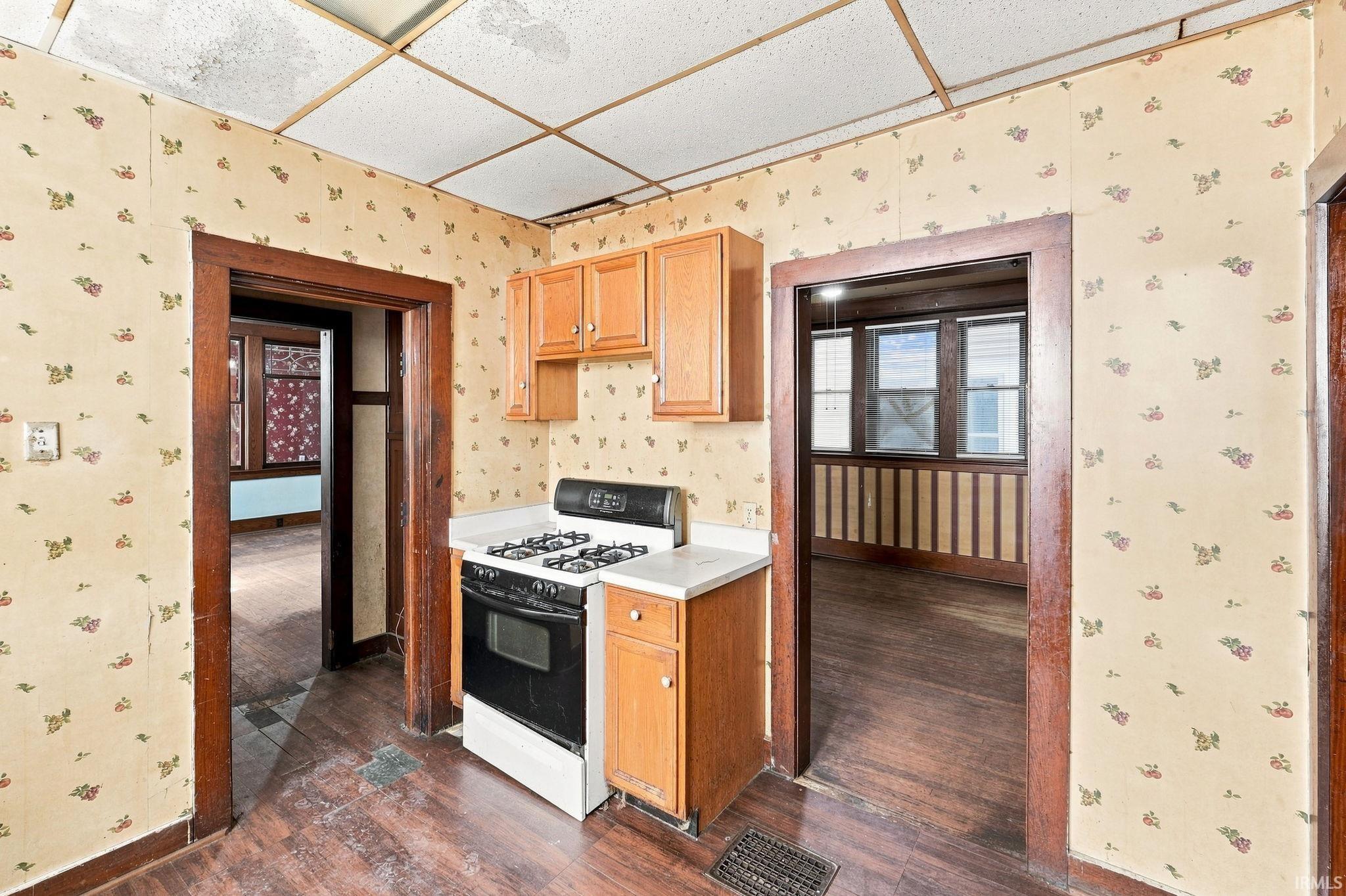 Photo 9 of 924 W Dewald Street