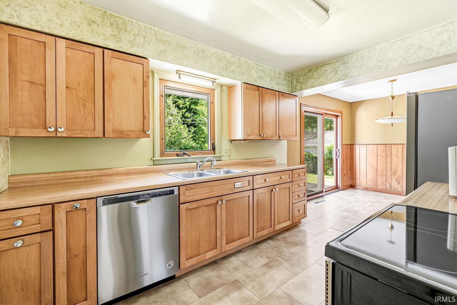 3rd image of 405 W Angela Blvd, South Bend, IN 46617 | MLS# 202634455