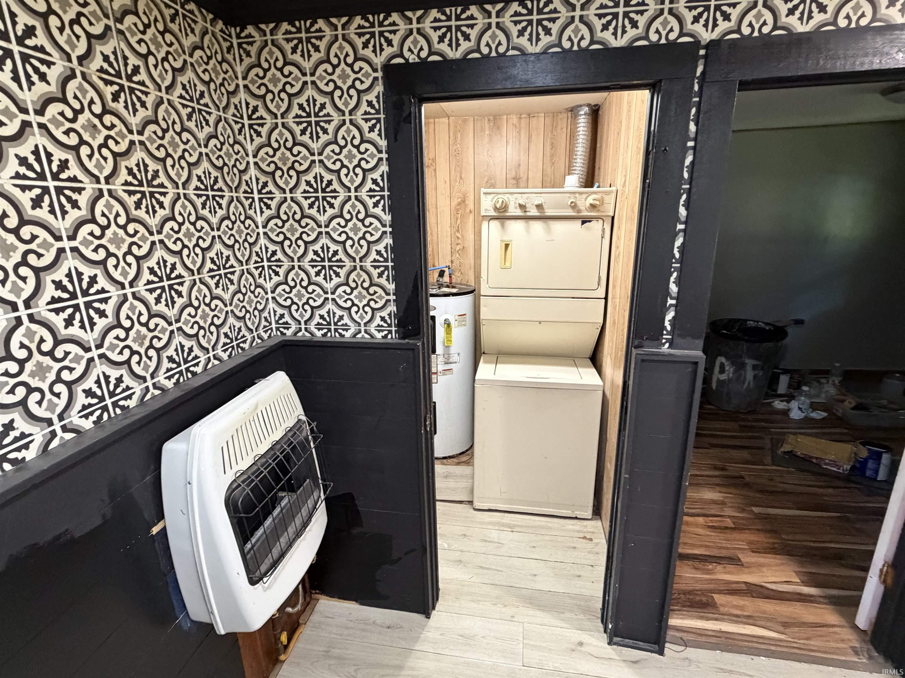 Patterned wall tile with black trim