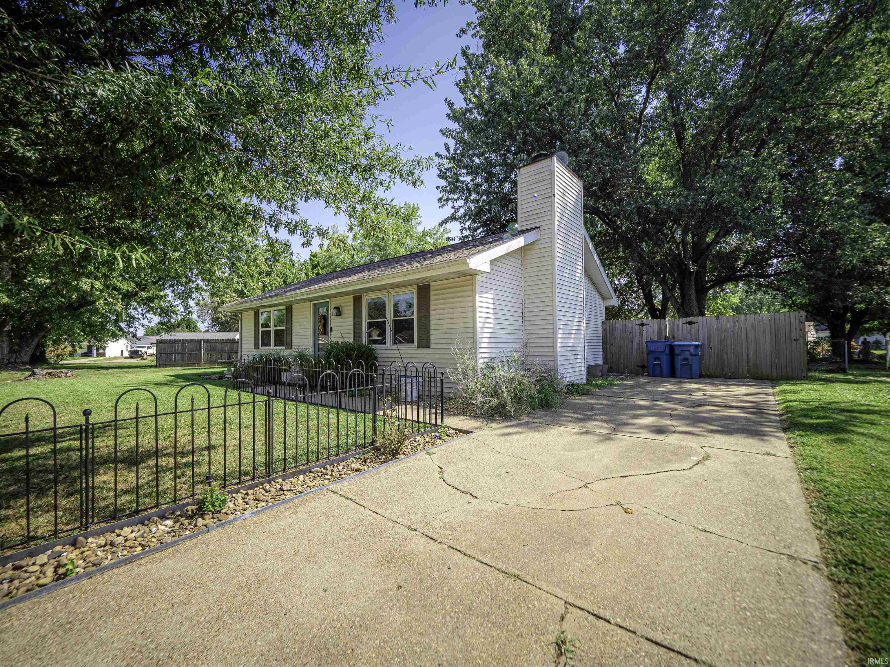 Photo 2 of Manufactured home for sale at 2014 Eastland Ct, Evansville, IN 47715 | MLS# 202634739 | Listing updated on 2026-09-20