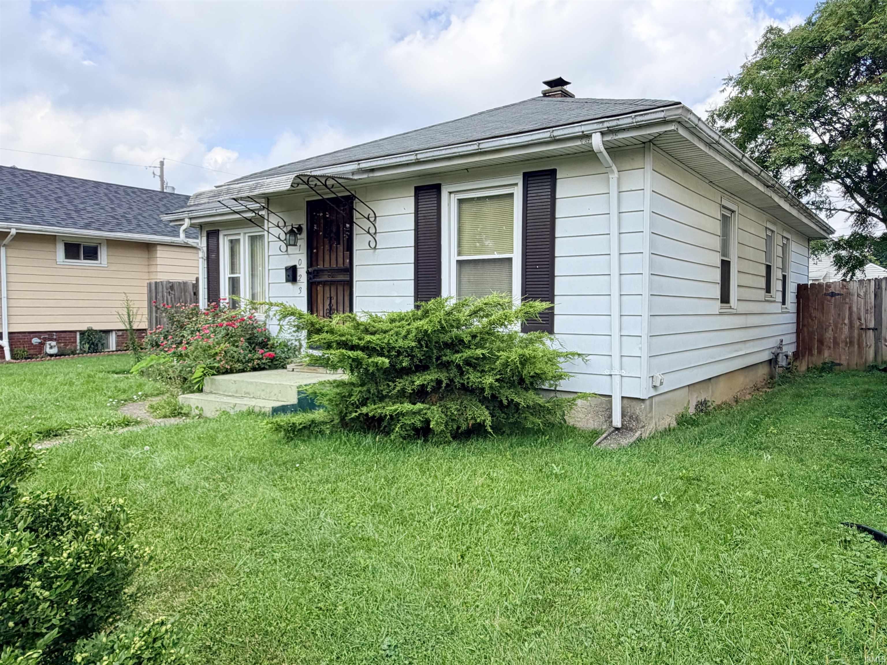 Photo 3 of Sale Pending at 1023 Shore Dr, Fort Wayne, IN 46805 | MLS# 202635330 | Listing updated on 2026-10-01