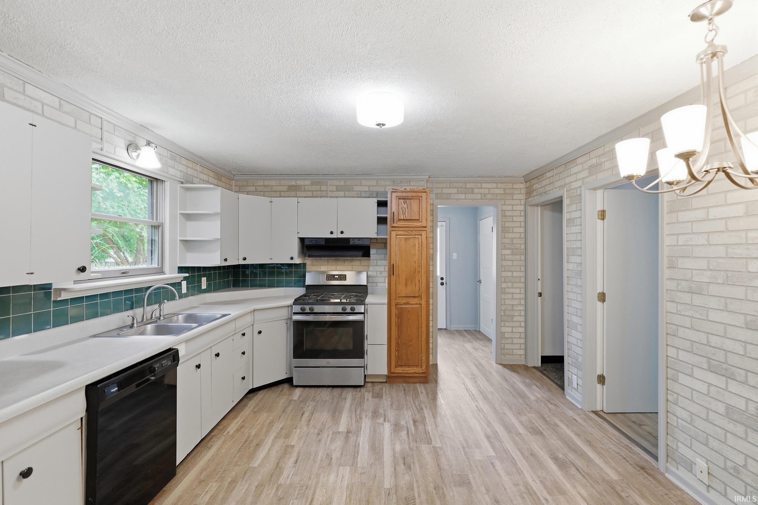 Photo 5 of 625 Riverside Avenue