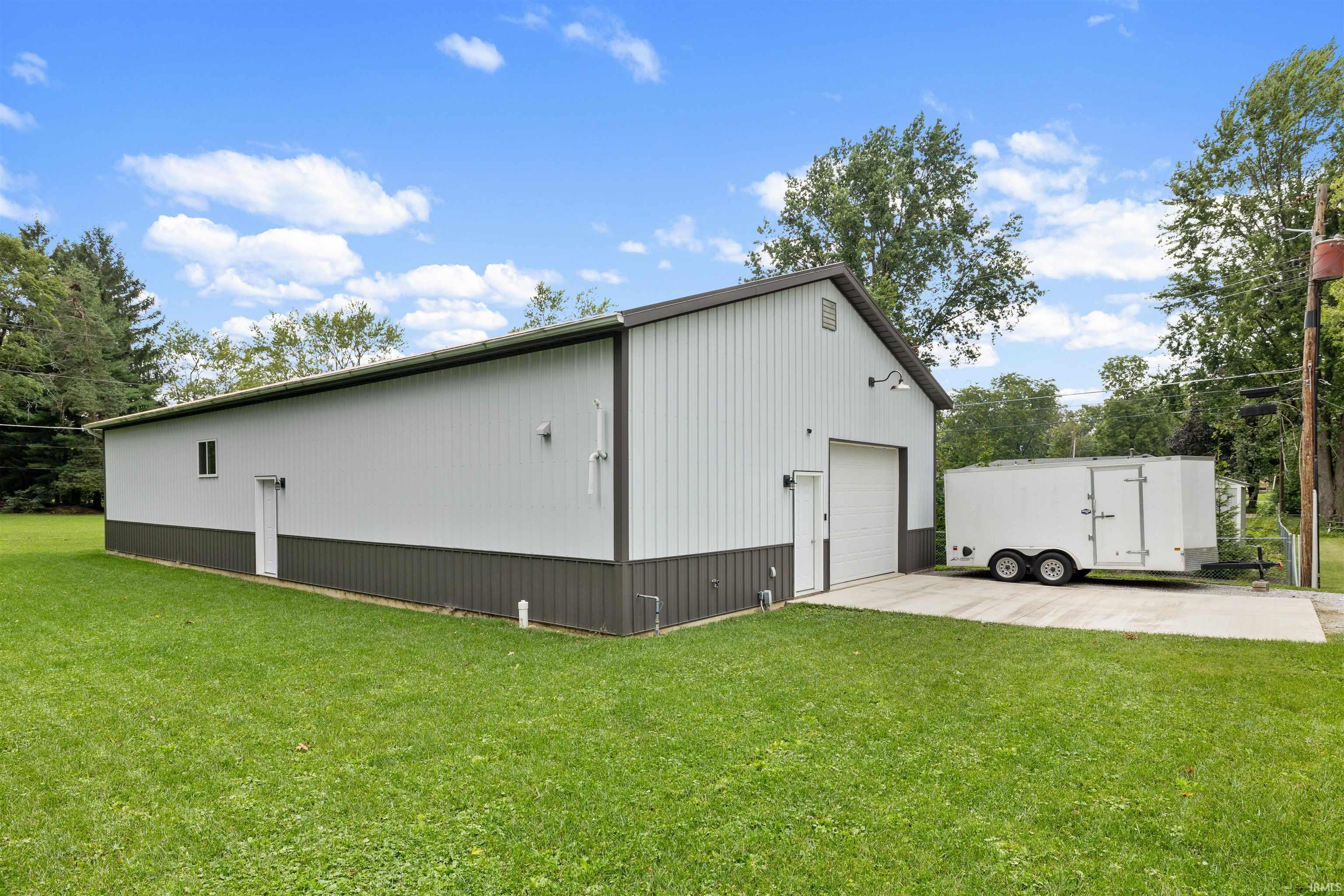 Photo 2 of Sale Pending at 3845 Buesching Dr, Fort Wayne, IN 46815 | MLS# 202637306 | Listing updated on 2026-09-26