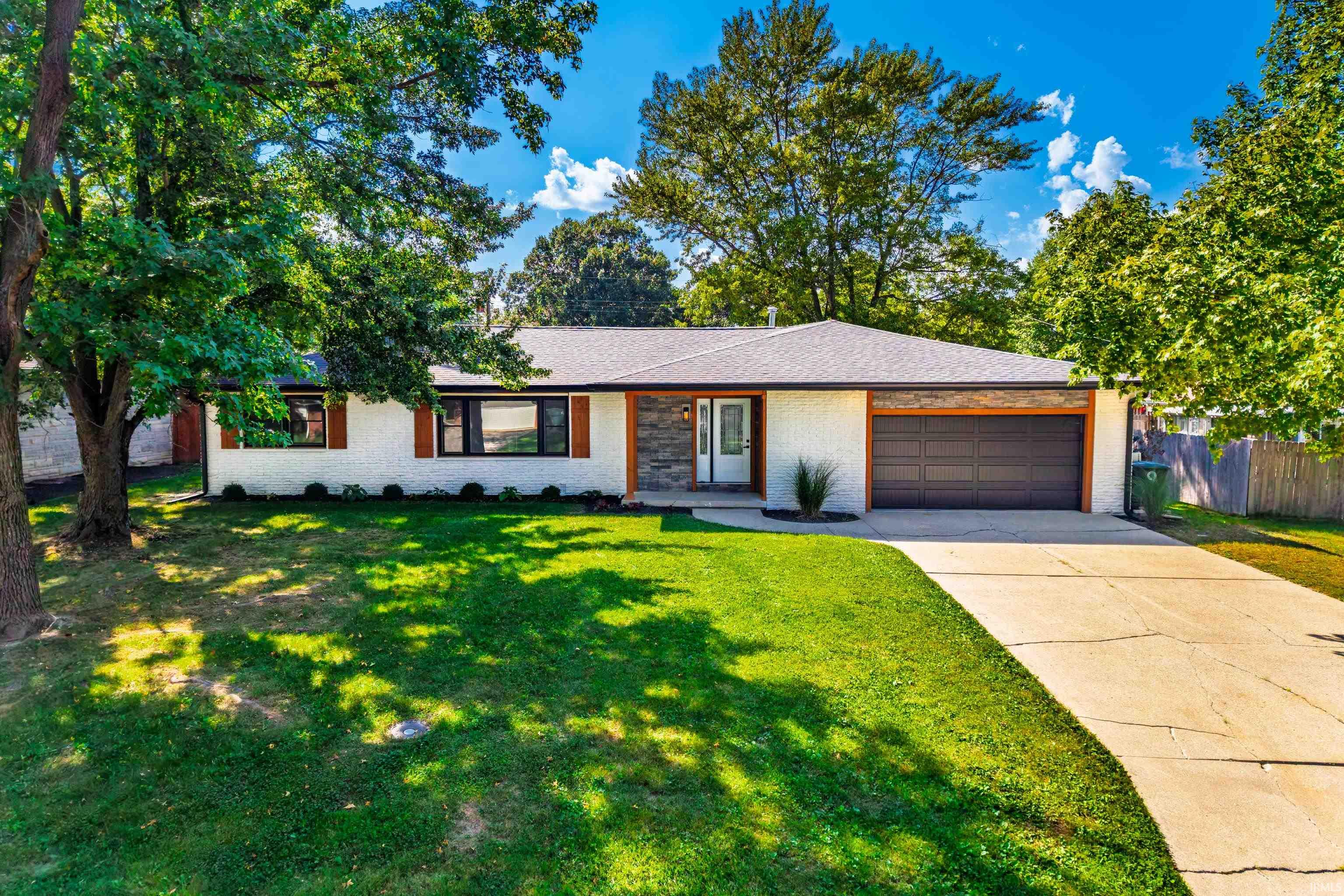 Manufactured home for sale at 1305 N Greenbriar Rd, Muncie, IN 47304 | MLS# 202638028