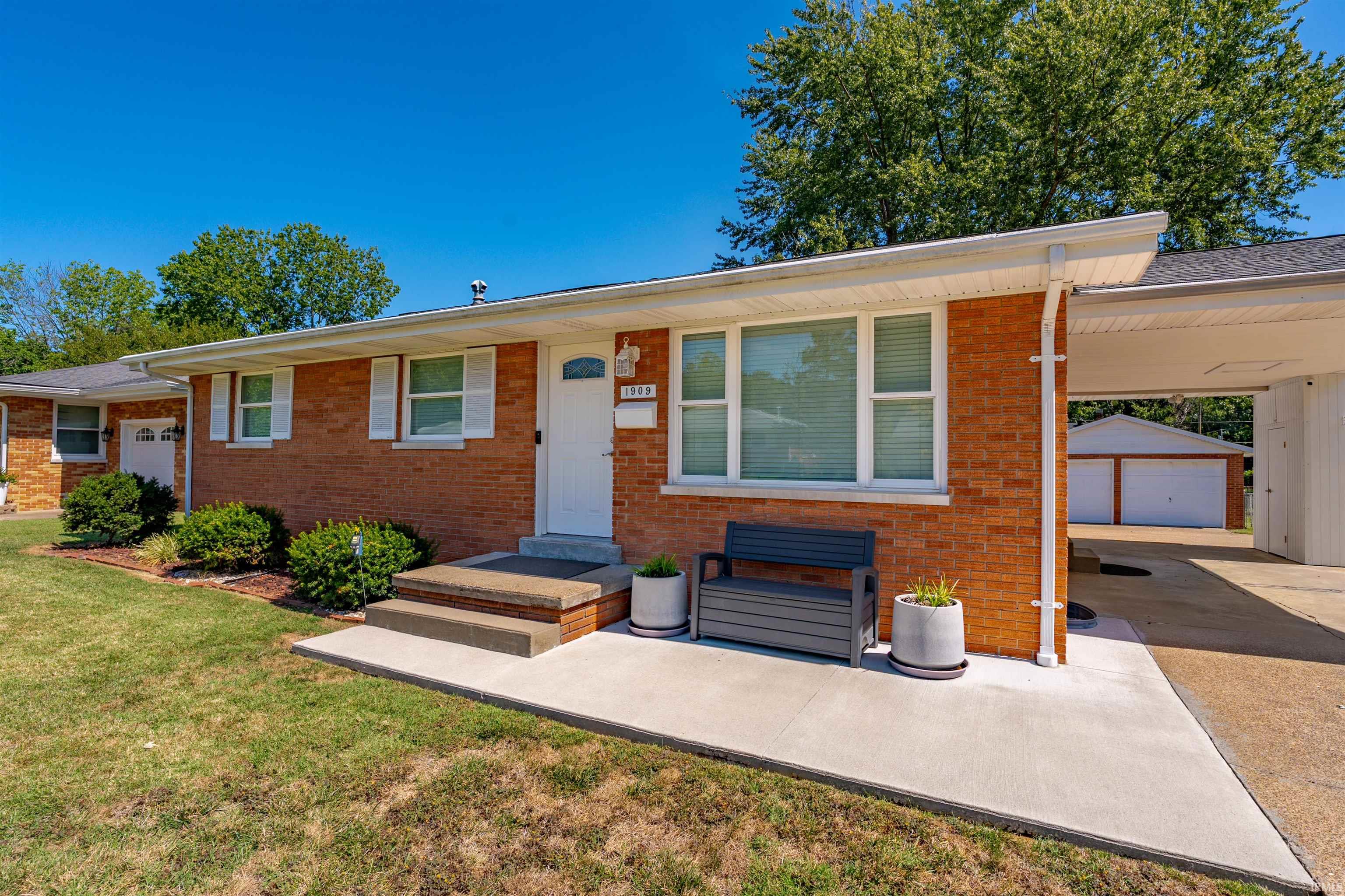 Photo 3 of Sale Pending at 1909 N Thomas Ave, Evansville, IN 47711 | MLS# 202638065 | Listing updated on 2026-09-16