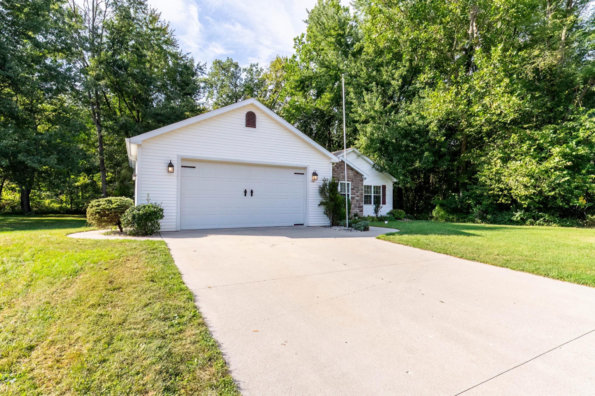 Photo 2 of Manufactured home for sale at 1215 Duncan Dr, Warsaw, IN 46580 | MLS# 202638218 | Listing updated on 2026-09-18