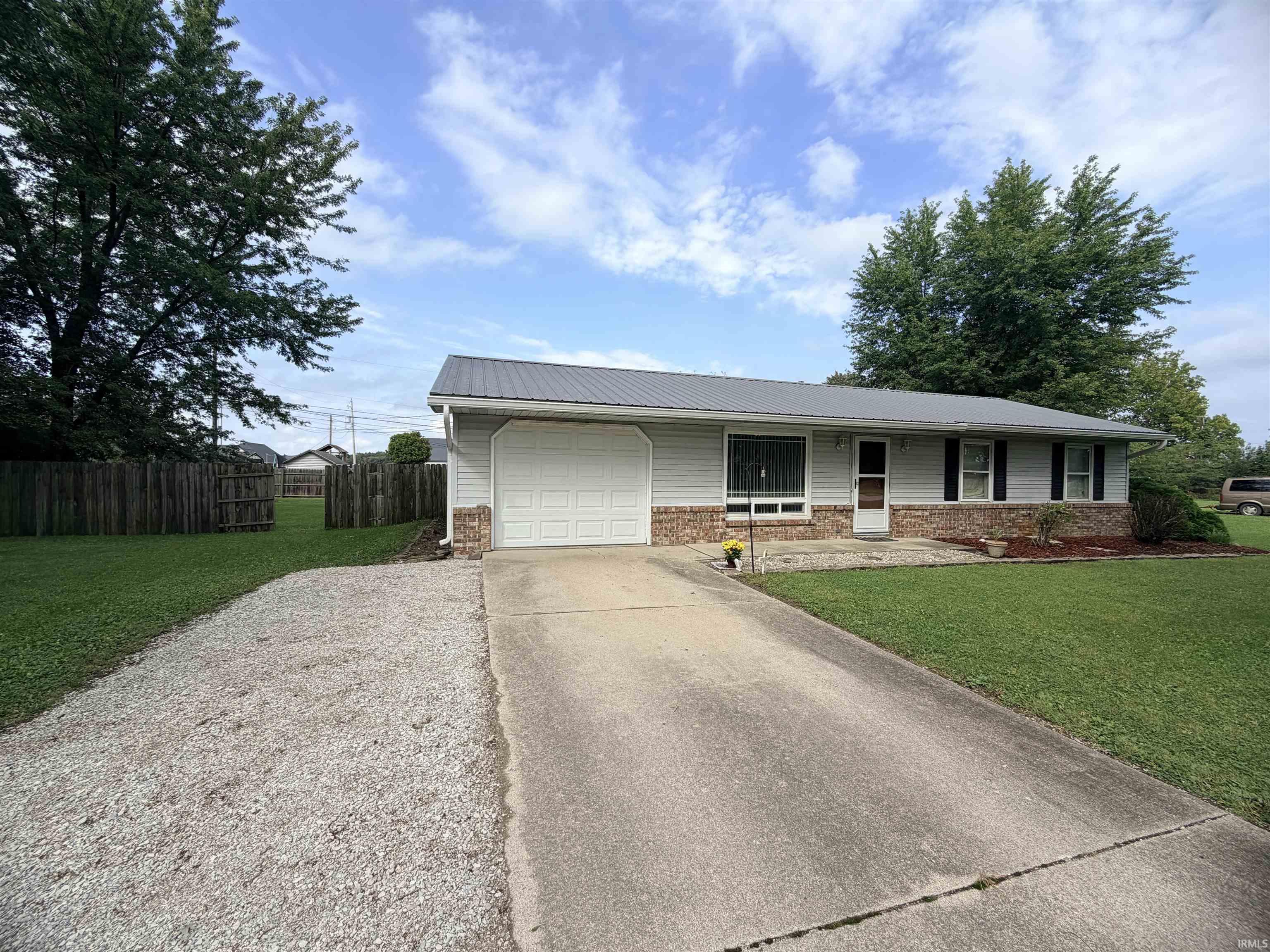 Photo 4 of Sale Pending at 0125 E Linn Rd, Bluffton, IN 46714 | MLS# 202638520 | Listing updated on 2026-09-17