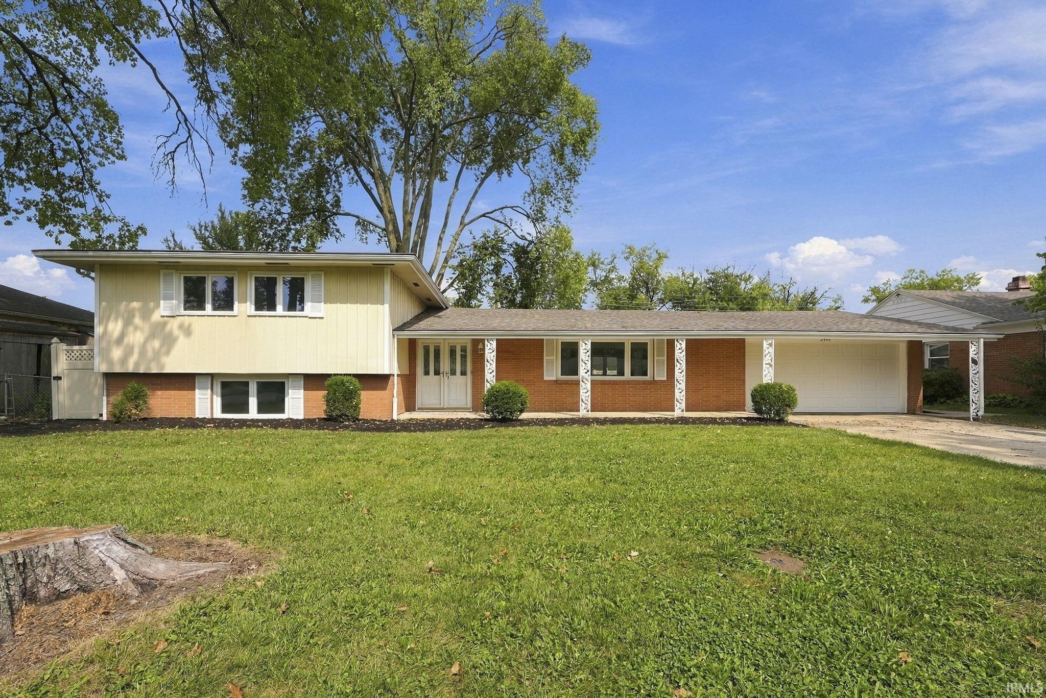 Manufactured home for sale at 2304 W Cambridge Dr, Muncie, IN 47304 | MLS# 202638862