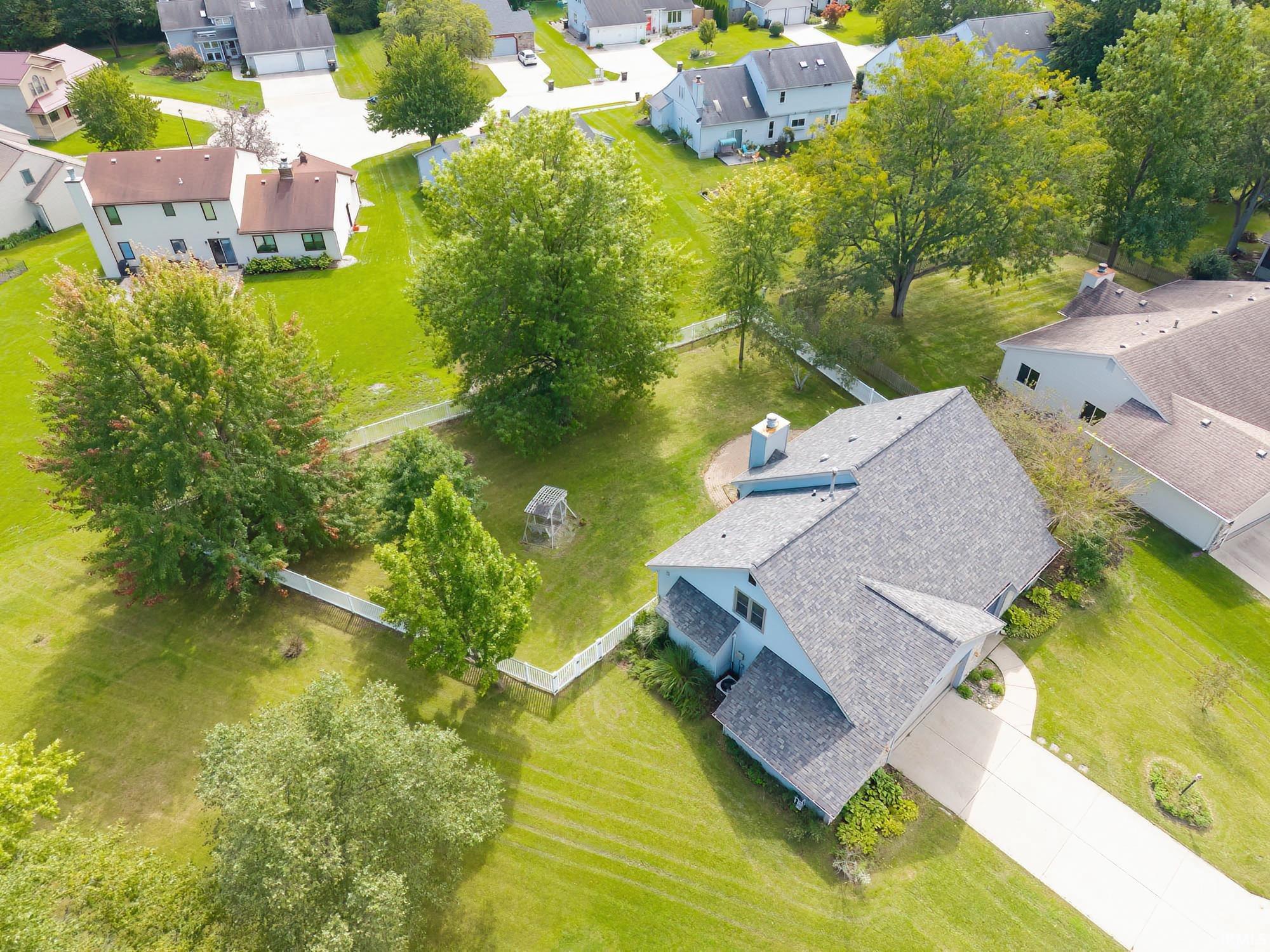 Photo 3 of Sale Pending at 8915 Sunburst Ln, Fort Wayne, IN 46804 | MLS# 202639008 | Listing updated on 2026-09-23