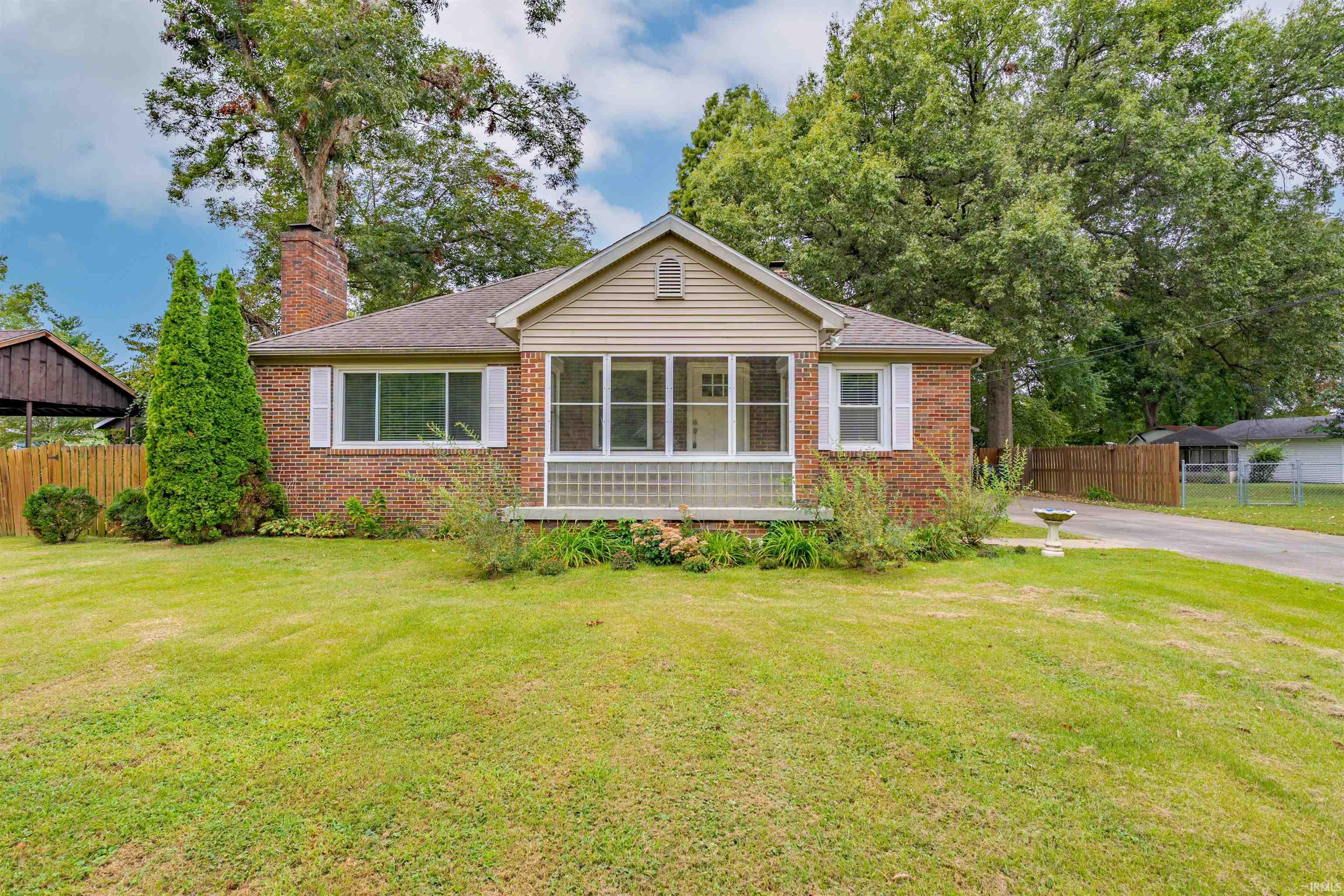 Photo 2 of Sale Pending at 1327 Thompson Ave, Evansville, IN 47715 | MLS# 202639351 | Listing updated on 2026-10-01