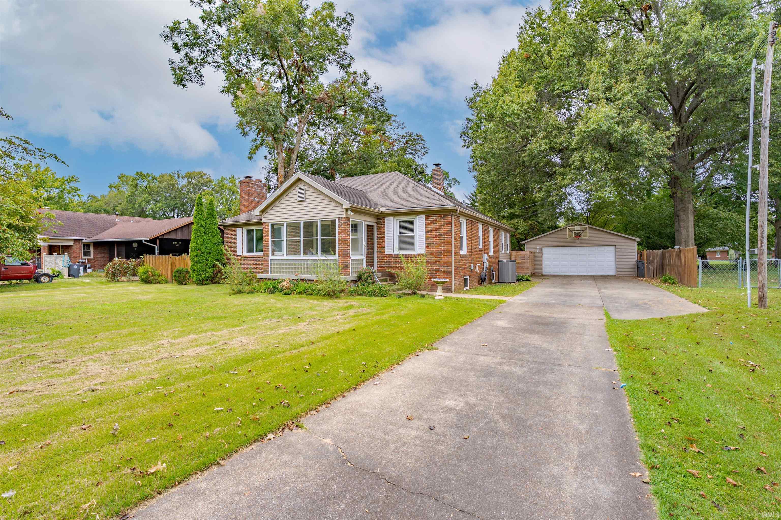 Photo 3 of Sale Pending at 1327 Thompson Ave, Evansville, IN 47715 | MLS# 202639351 | Listing updated on 2026-10-01