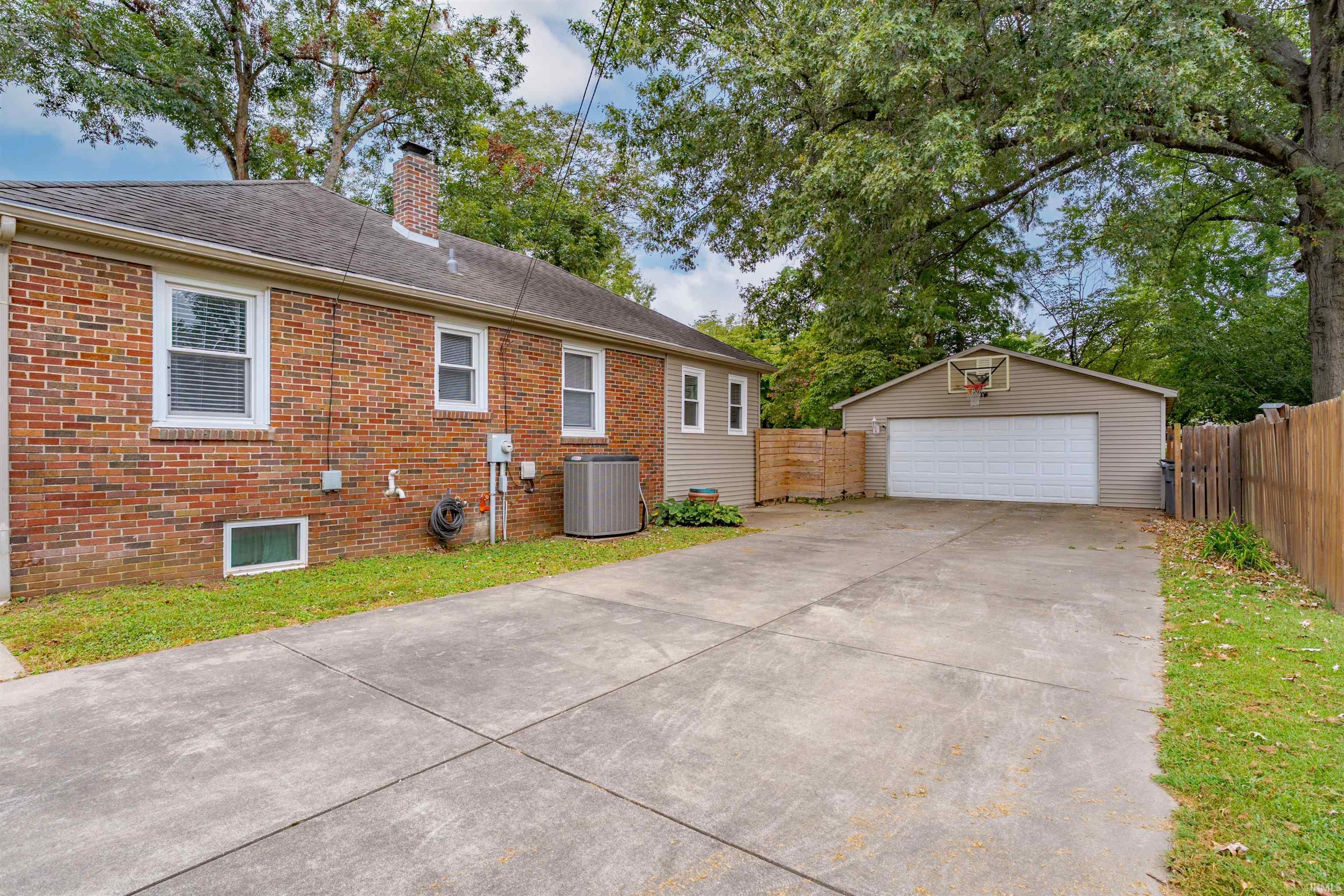 Photo 3 of Sale Pending at 1327 Thompson Ave, Evansville, IN 47715 | MLS# 202639351 | Listing updated on 2026-10-01