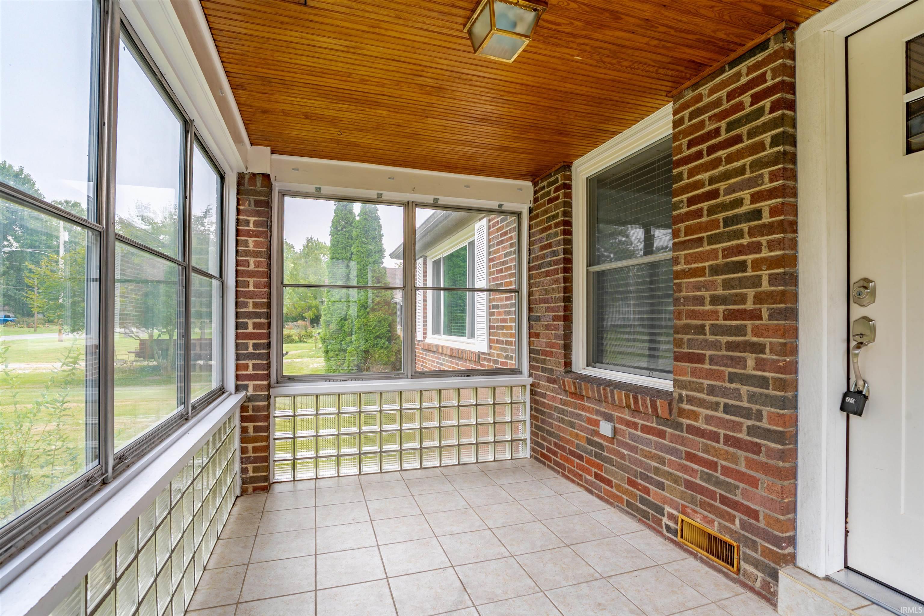Photo 4 of Sale Pending at 1327 Thompson Ave, Evansville, IN 47715 | MLS# 202639351 | Listing updated on 2026-10-01