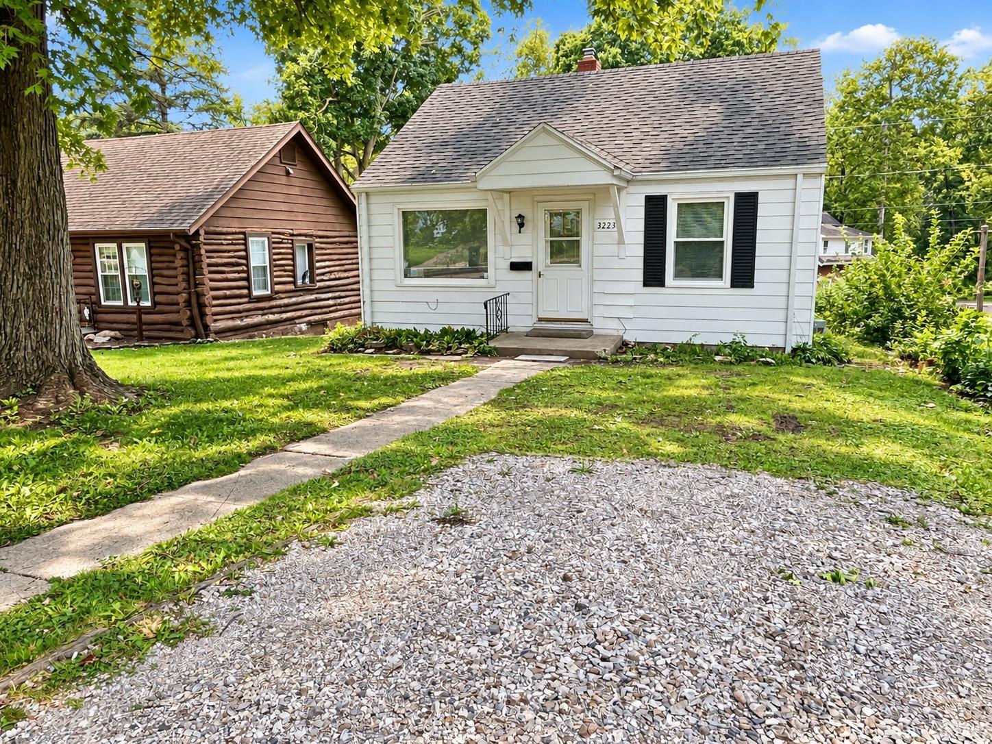 Photo 3 of Sale Pending at 3223 Eastbrook Dr, Fort Wayne, IN 46805 | MLS# 202639499 | Listing updated on 2026-10-02
