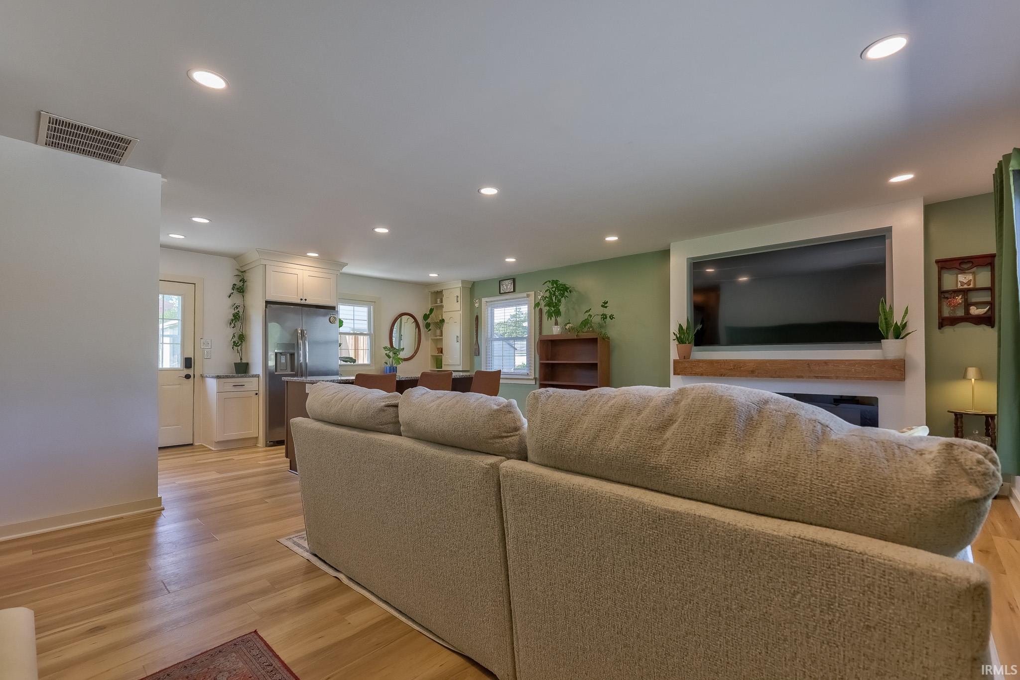 Photo 3 of Sale Pending at 320 W Mill Rd, Evansville, IN 47710 | MLS# 202639700 | Listing updated on 2026-09-29