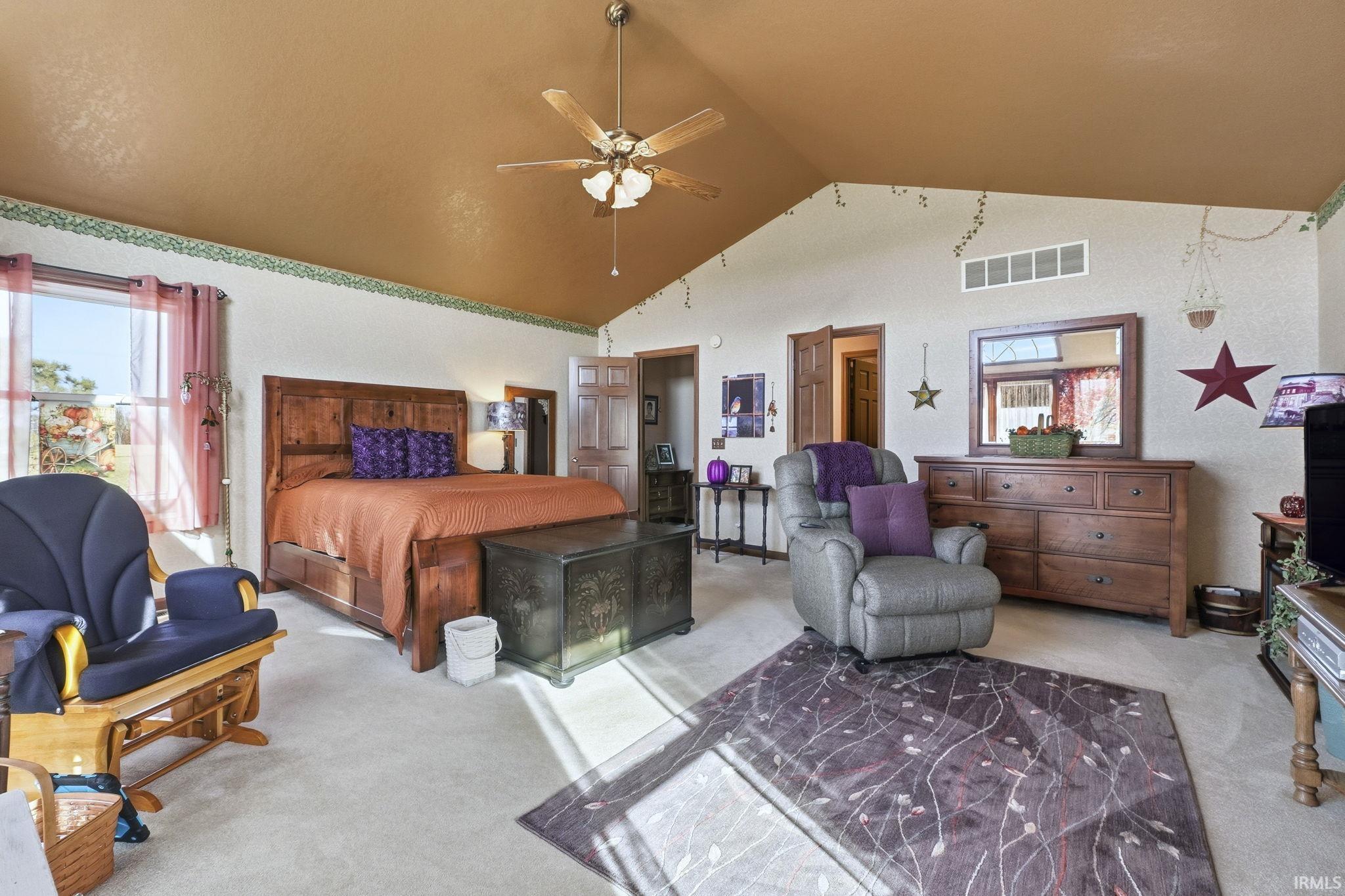 Vaulted ceiling with an integrated multi-blade ceiling fan and central light fixture