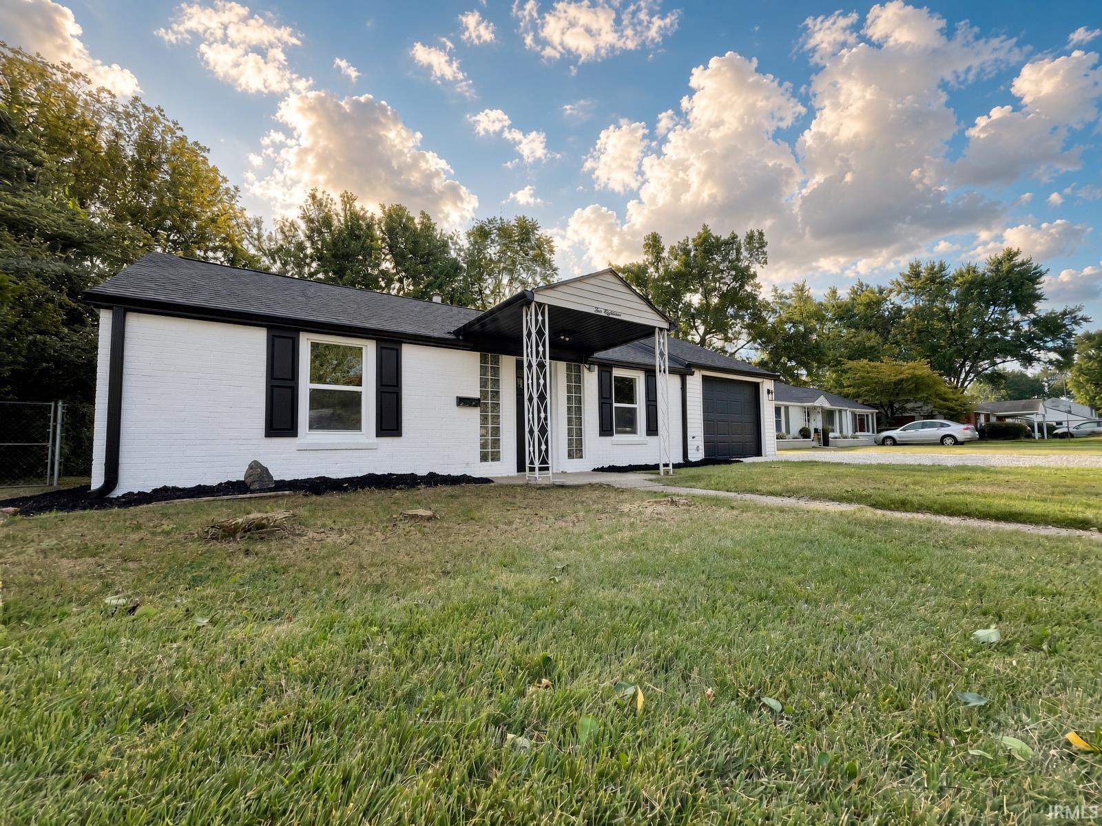 Photo 2 of Sale Pending at 218 S Iroquois Dr, Evansville, IN 47714 | MLS# 202640593 | Listing updated on 2026-10-02