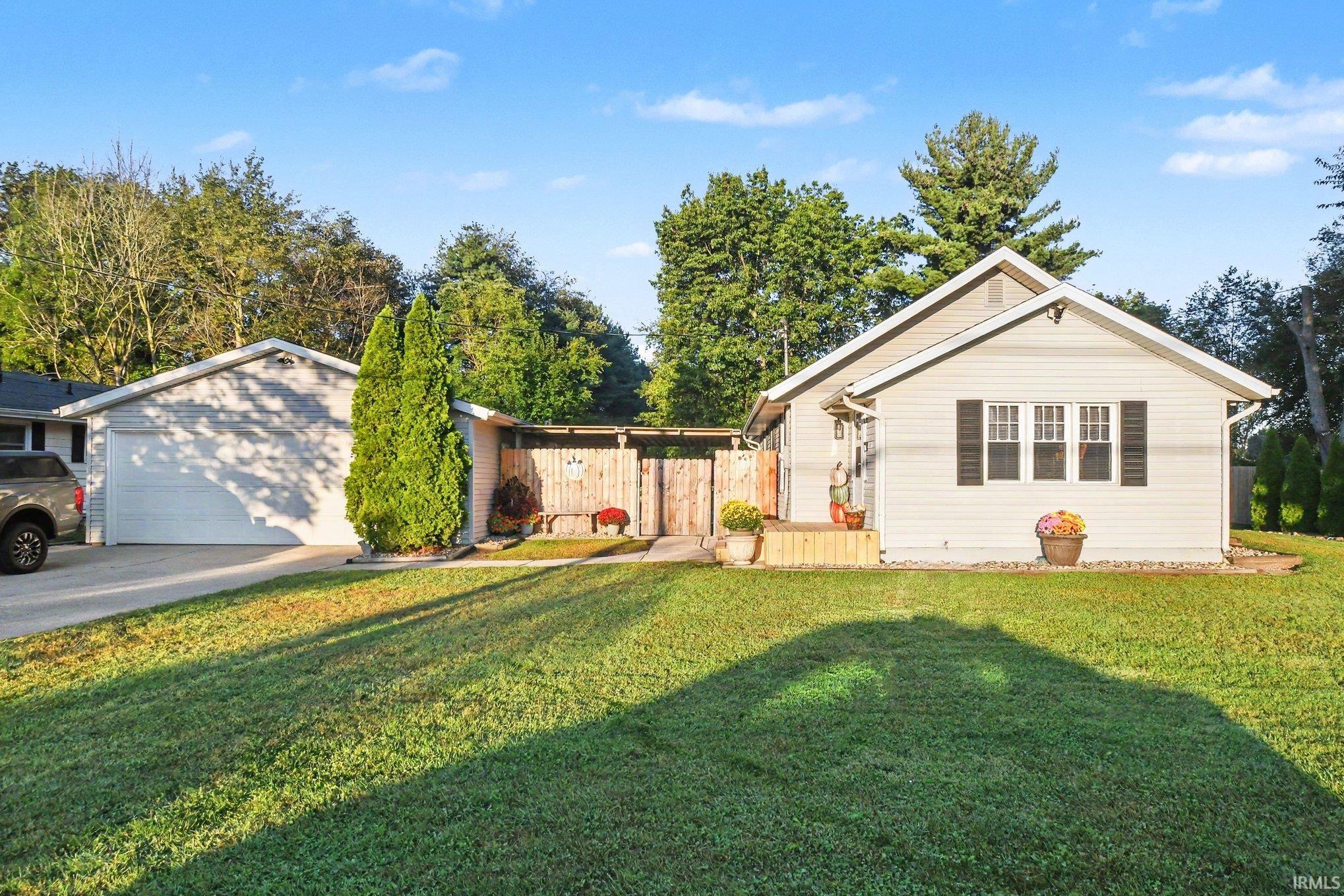 Photo 3 of Sale Pending at 2733 Burr Oak Ave, Elkhart, IN 46517 | MLS# 202641004 | Listing updated on 2026-10-03