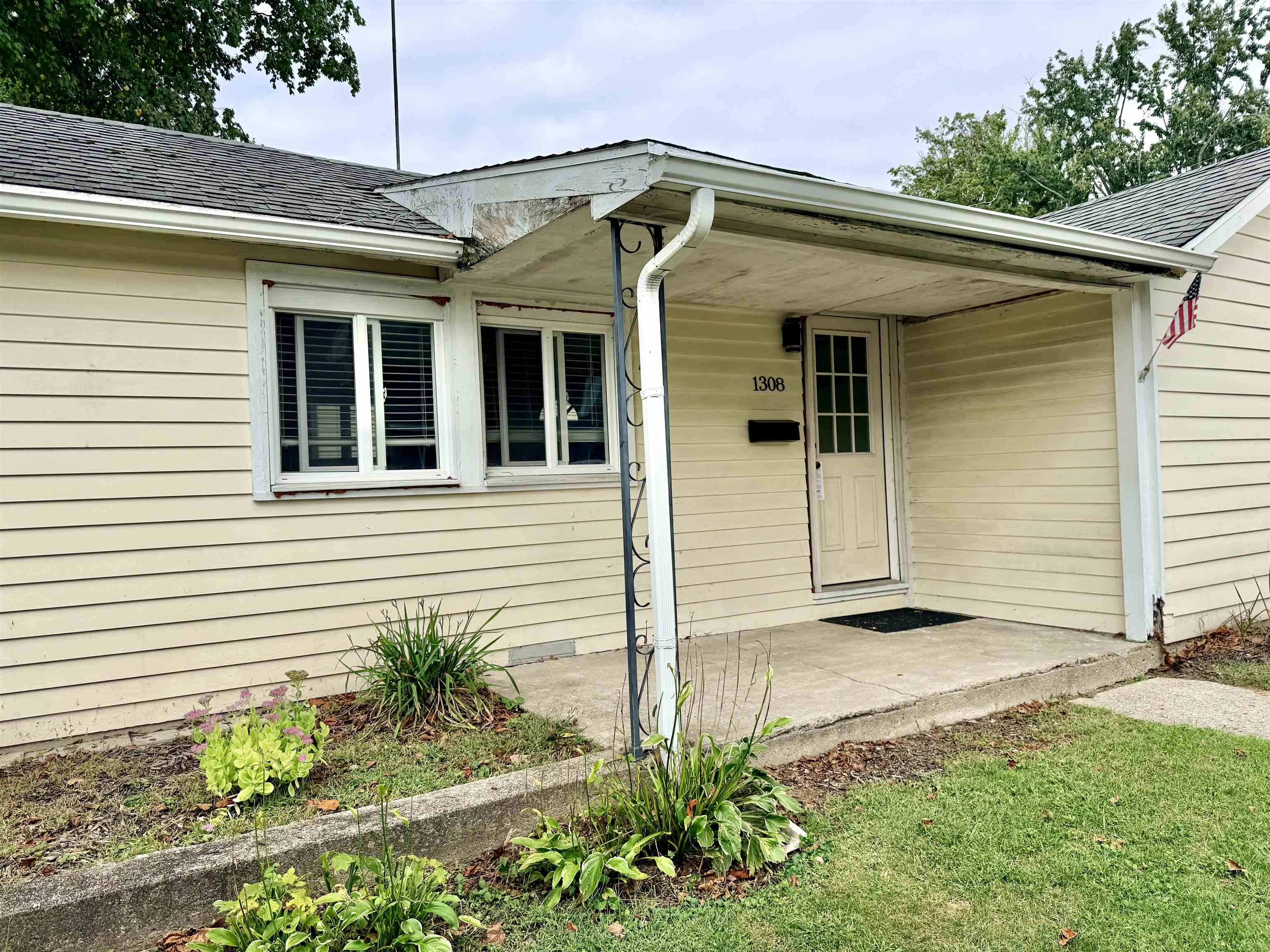 Photo 2 of Manufactured home for sale at 1308 Poplar St, Winona Lake, IN 46590 | MLS# 202641387 | Listing updated on 2026-10-06