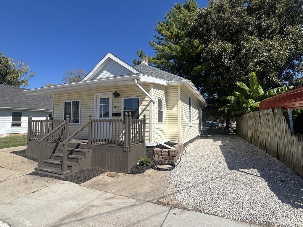 Photo 2 of Sale Pending at 914 Emison Ave, Vincennes, IN 47591 | MLS# 202641420 | Listing updated on 2026-10-07