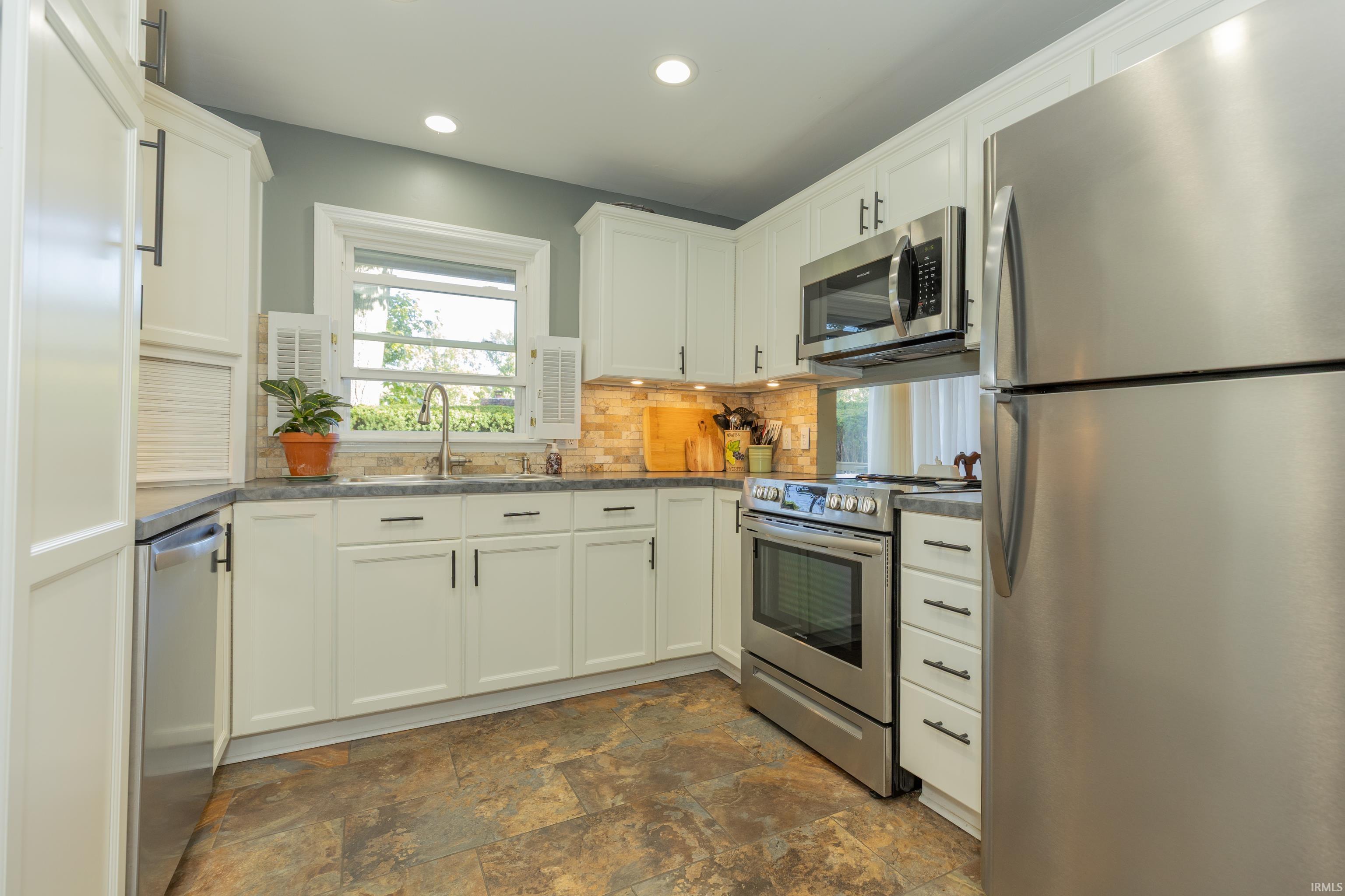Photo 4 of Manufactured home for sale at 2228 Dusseldorf Dr, Evansville, IN 47711 | MLS# 202641497 | Listing updated on 2026-10-07