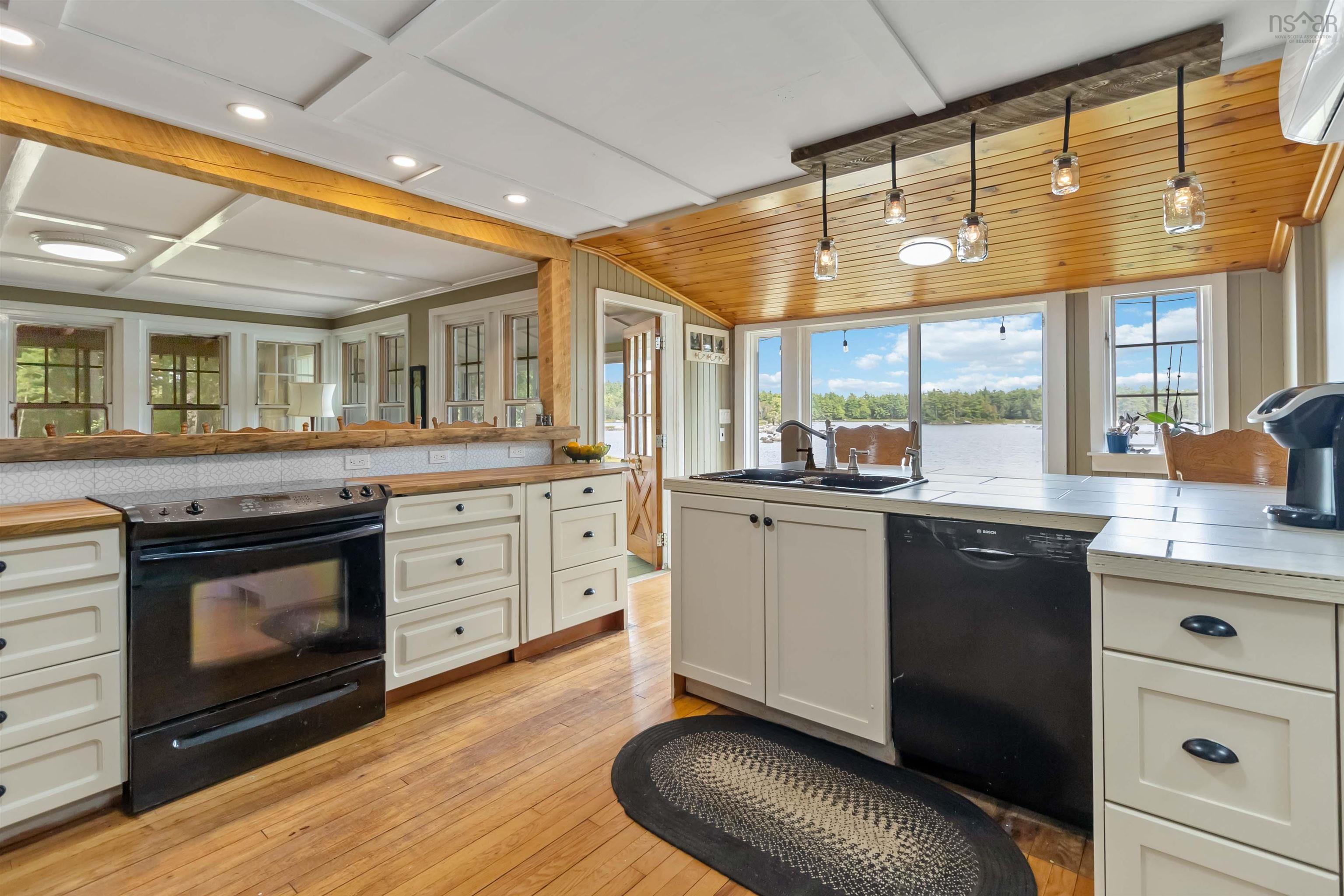 $549,900.00: 7602 Highway 8, South Brookfield