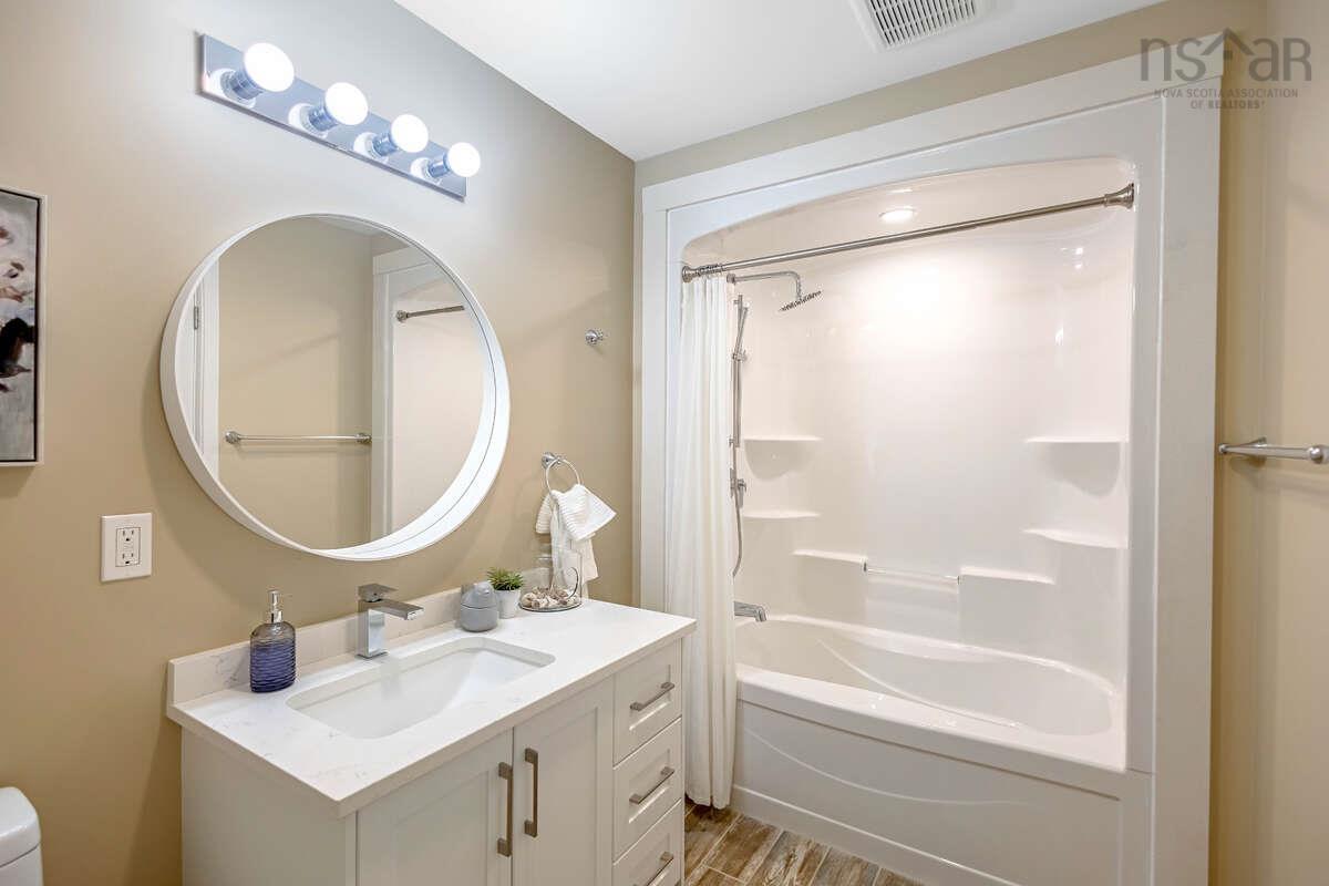 $423,900.00: 7 Lions Club Road, Fox Point