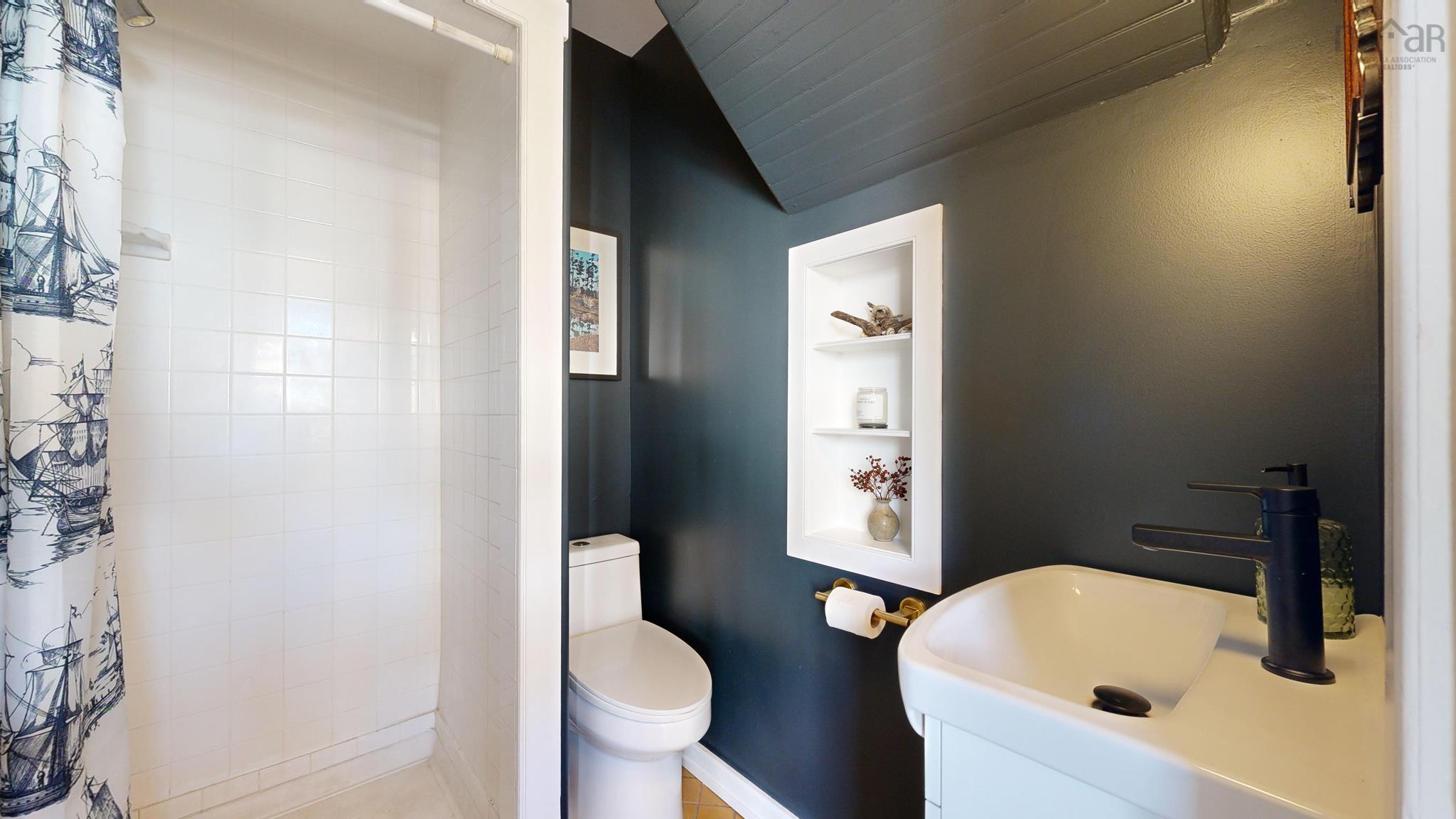 $950,000.00: 141 Pelham Street, Lunenburg