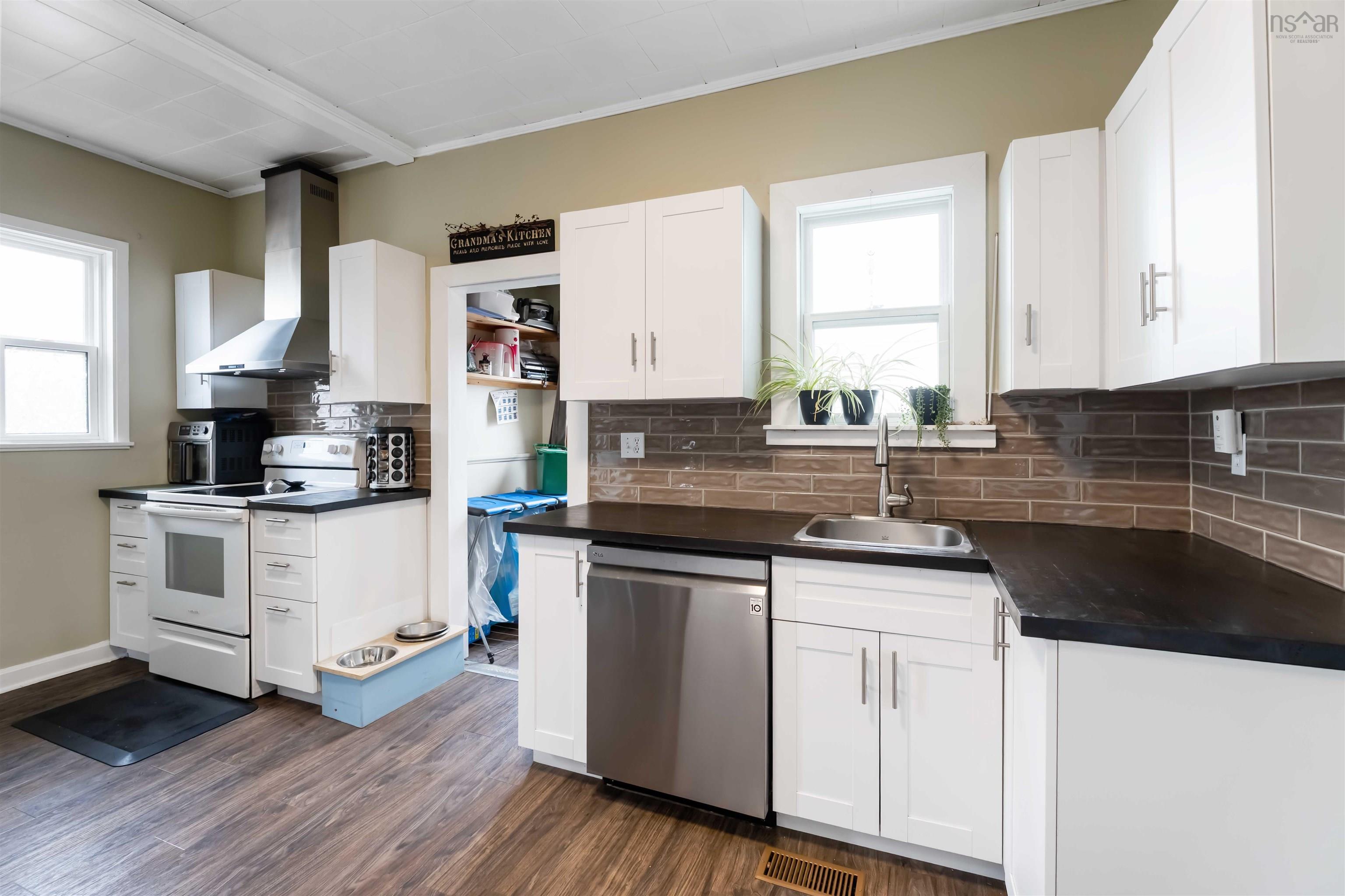 $275,000.00: 31 Overcove Road, Freeport