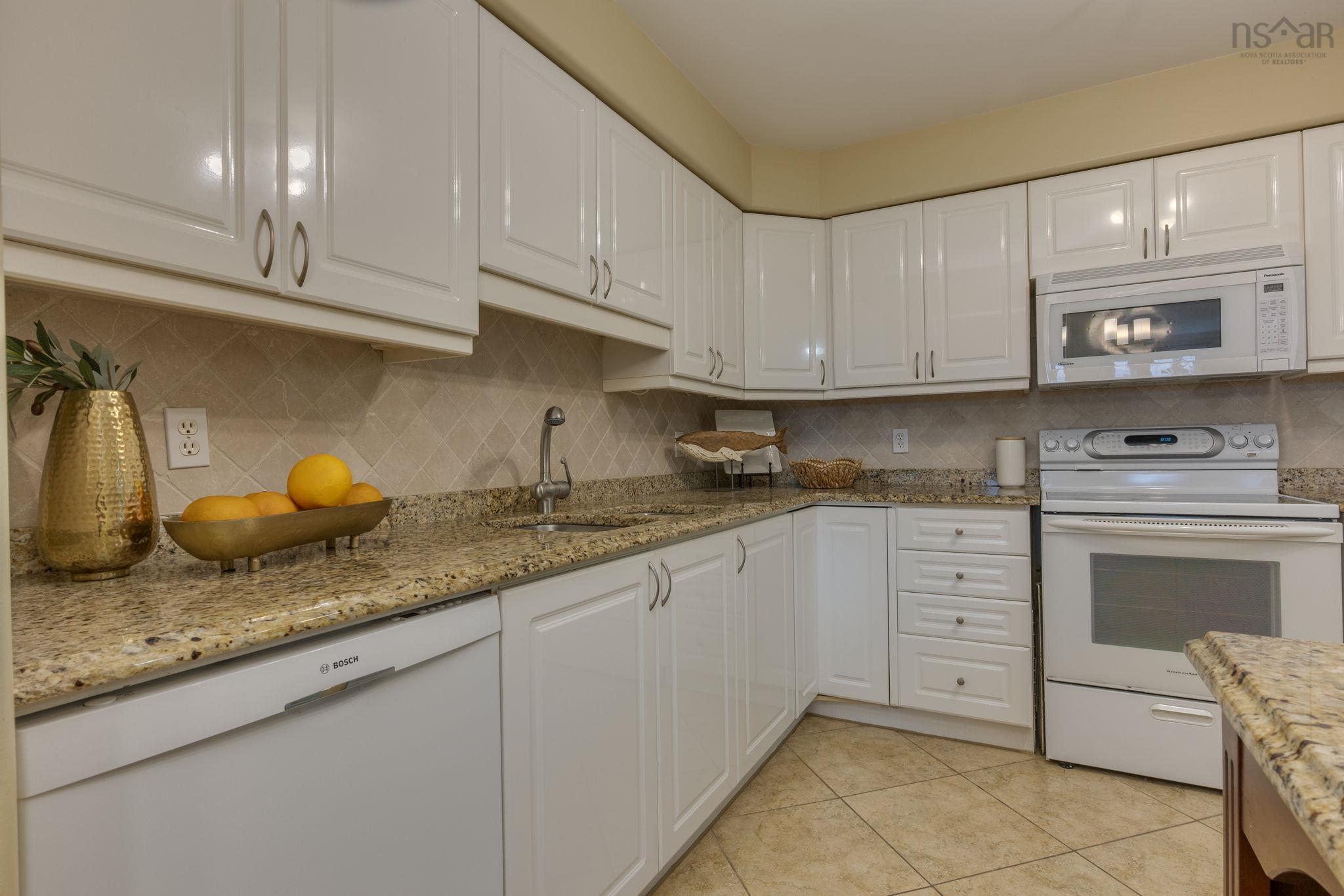 304 2 Lake Drive, Bedford, NS (MLS 202526164)