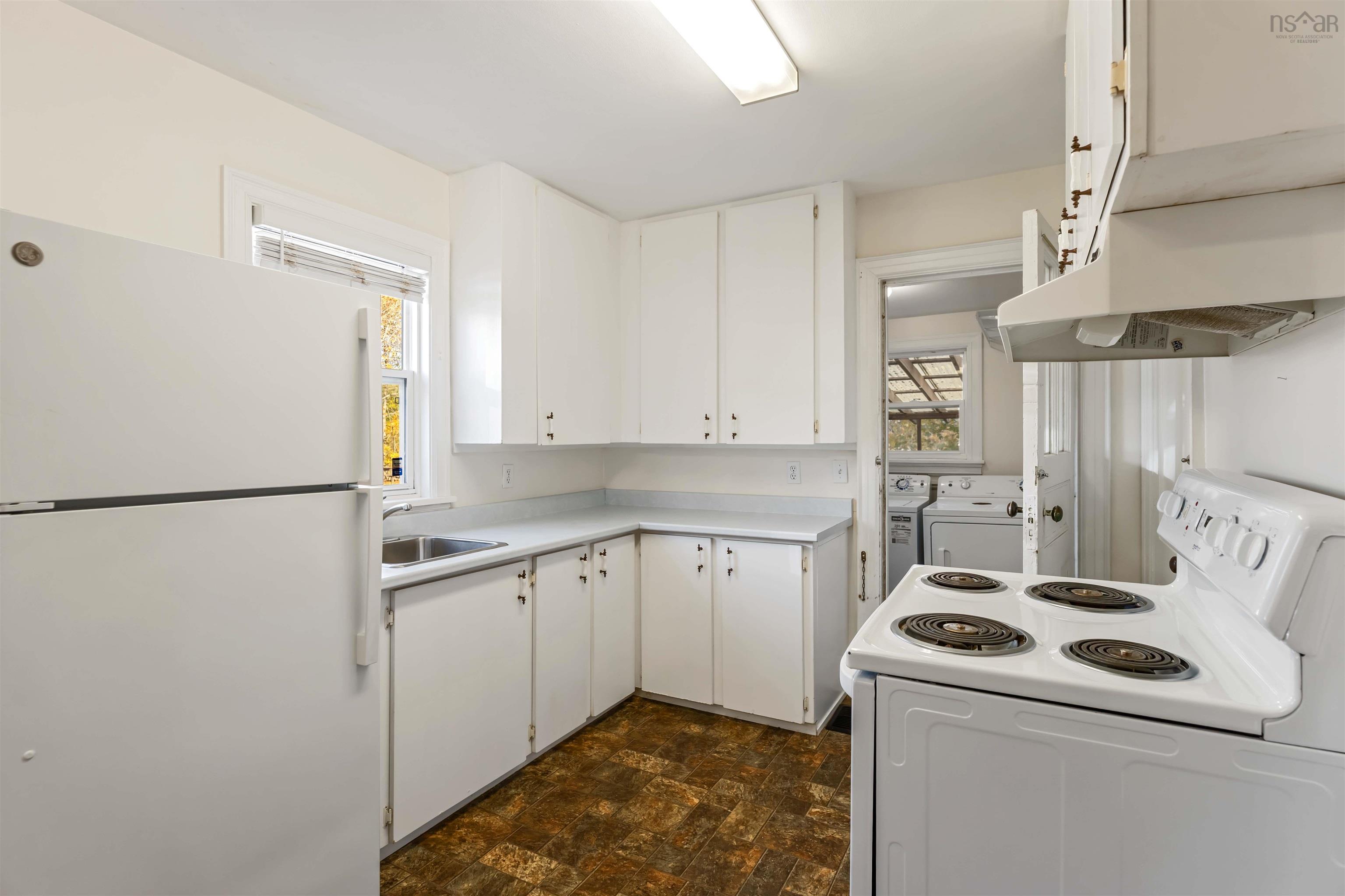 $350,000.00: 8911 Commercial Street, New Minas