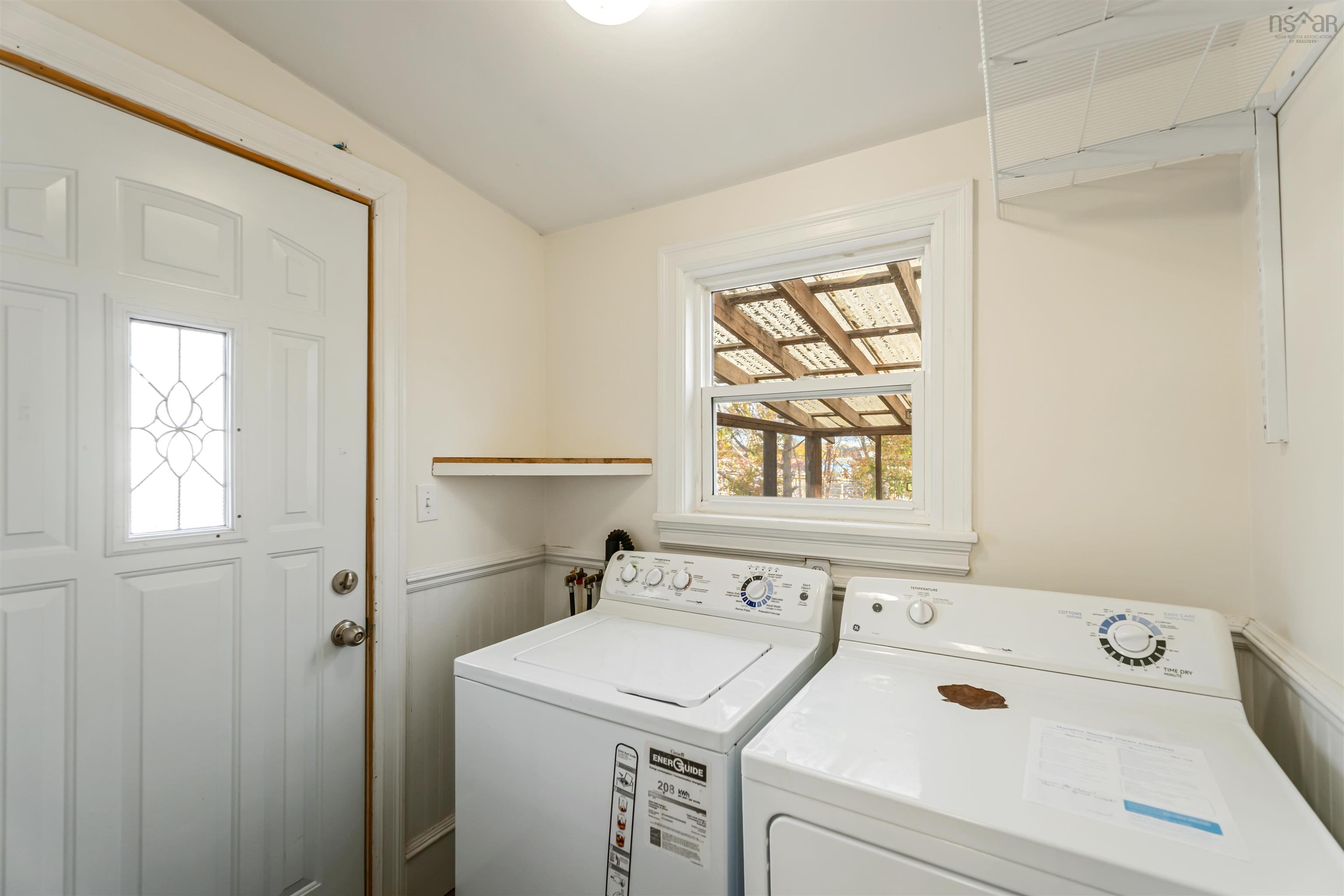 $350,000.00: 8911 Commercial Street, New Minas