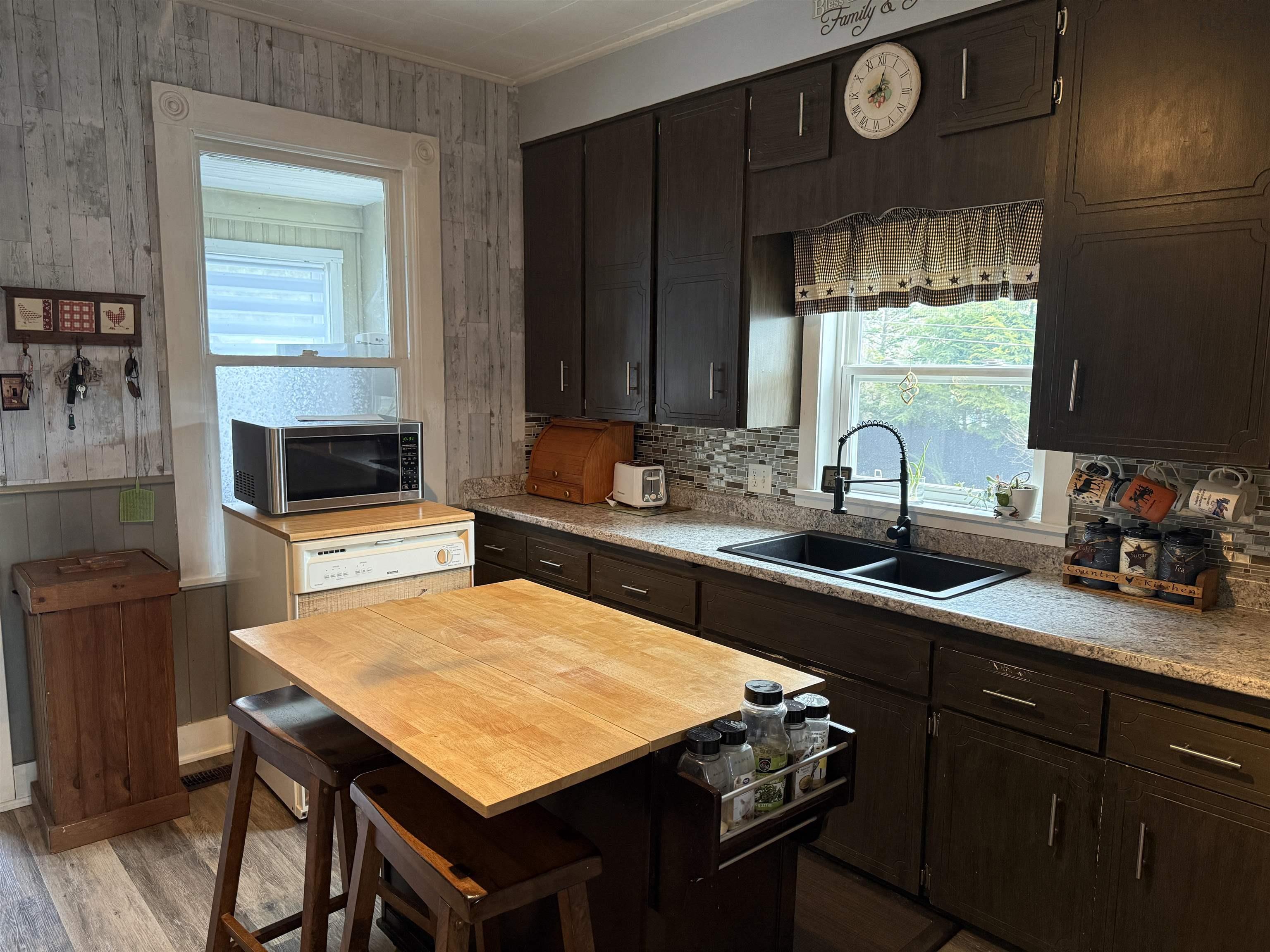 $474,900.00: 13720 Highway 3, Dayspring