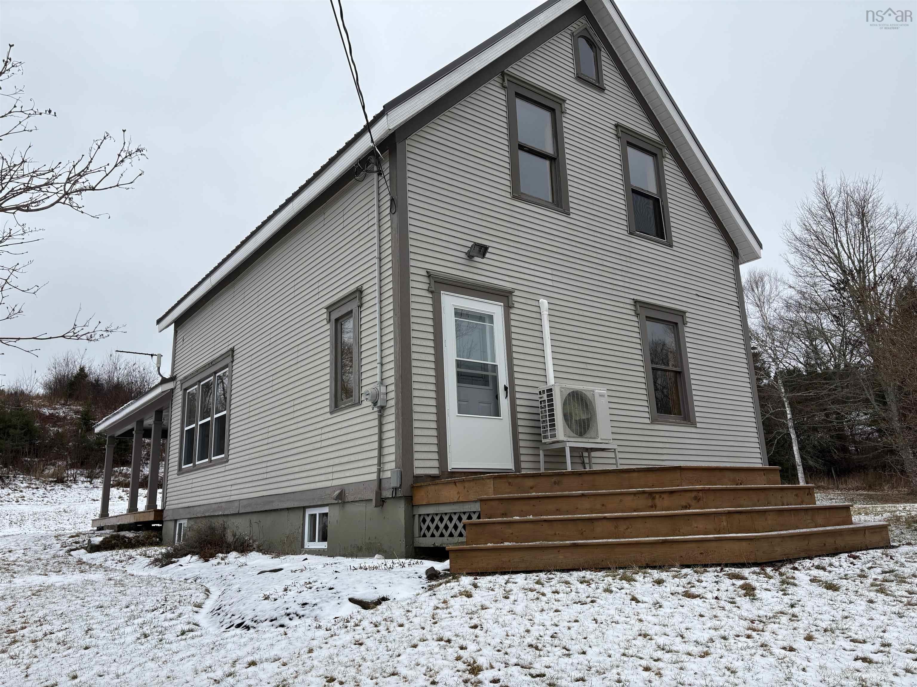 $345,000.00: 5249 East River West Side Road, Eureka