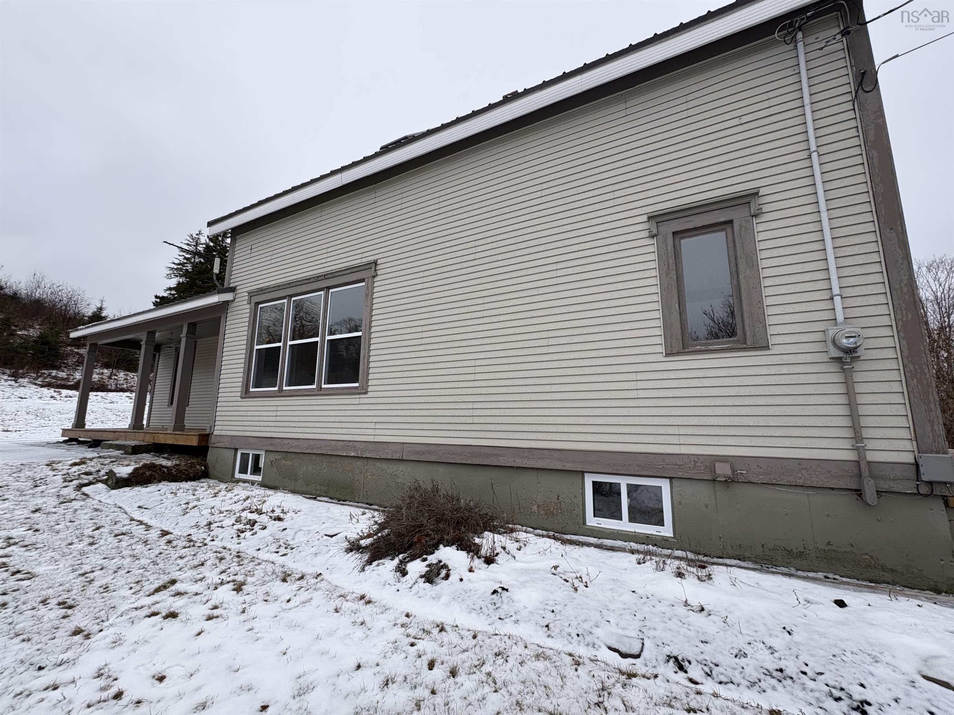 $345,000.00: 5249 East River West Side Road, Eureka