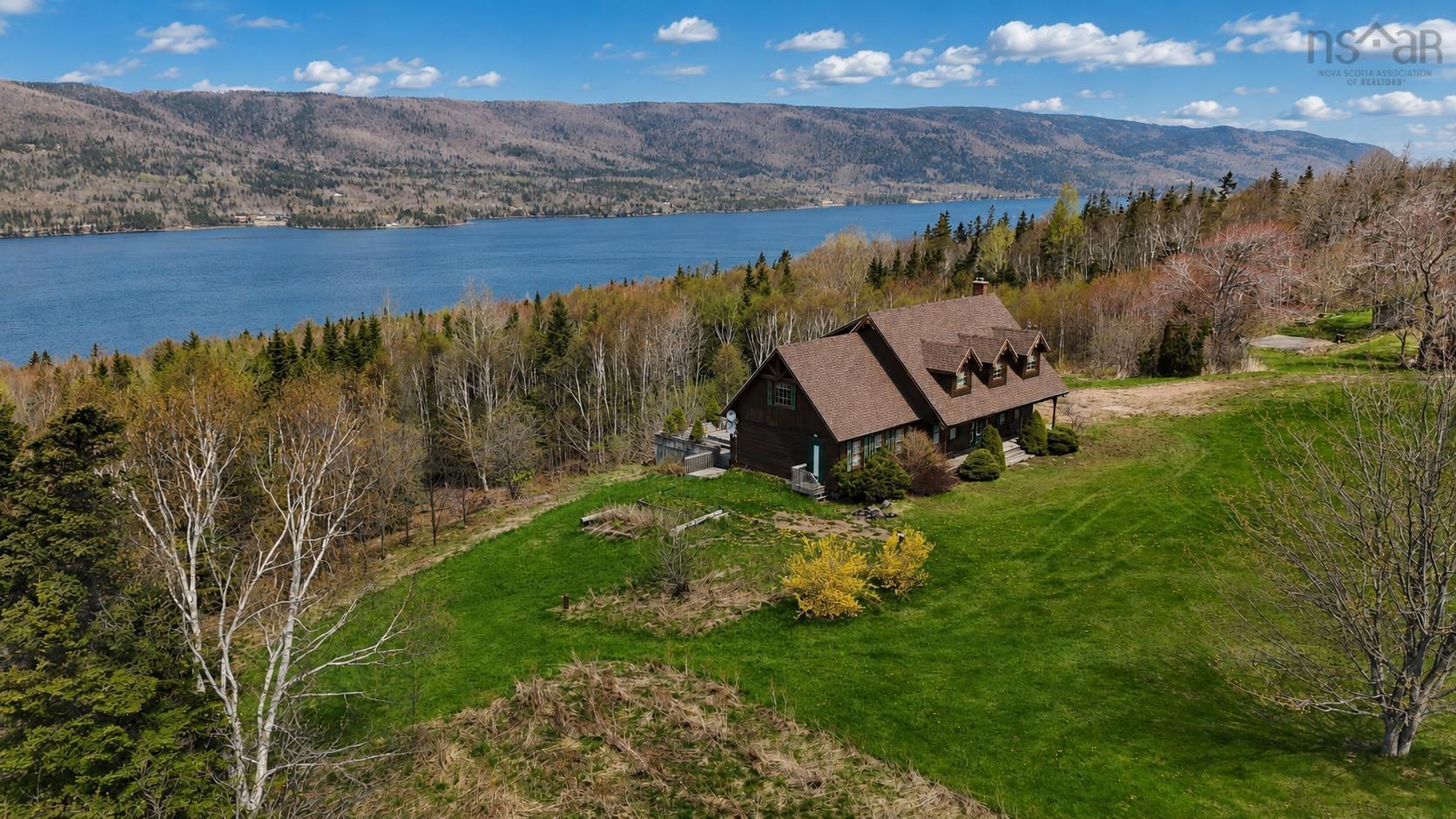 $499,900.00: 776 105 Highway, Boularderie East