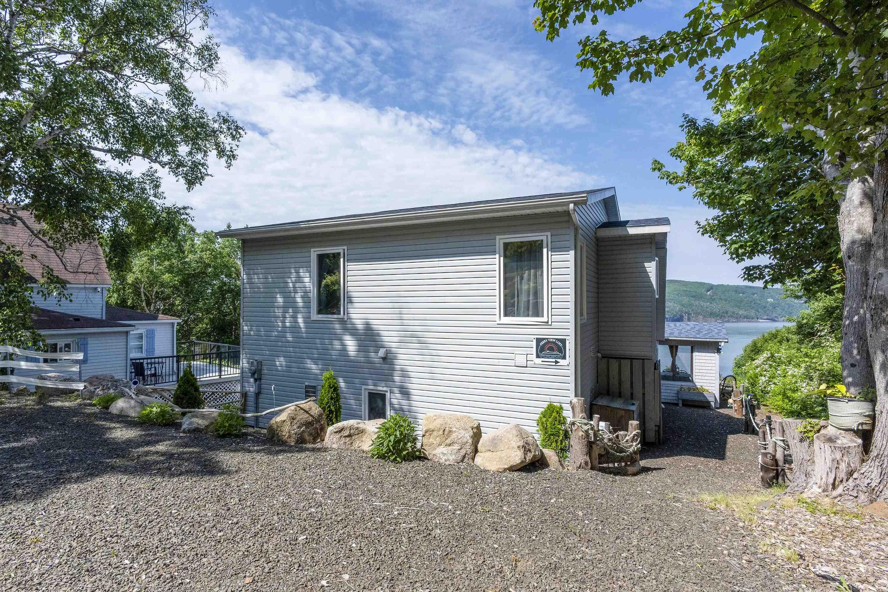 $679,900.00: 608 Granville Road, Victoria Beach