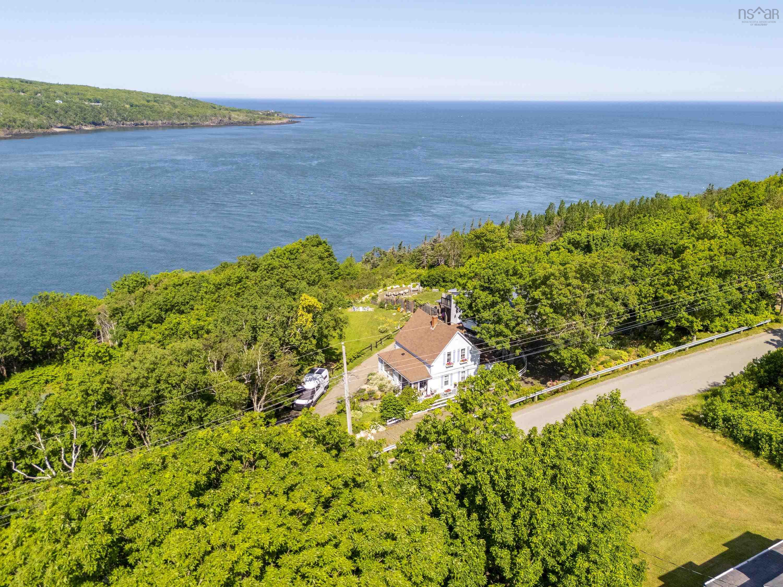 $679,900.00: 608 Granville Road, Victoria Beach