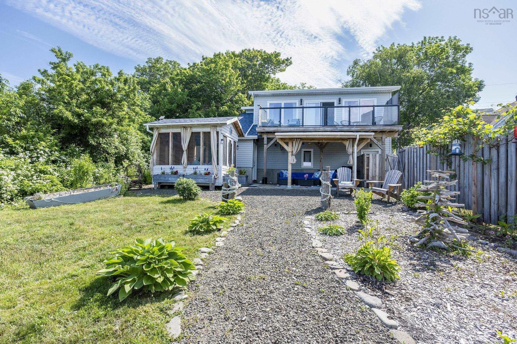 $679,900.00: 608 Granville Road, Victoria Beach